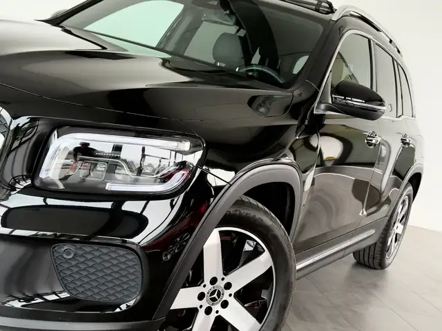 Mercedes-Benz GLB view 3