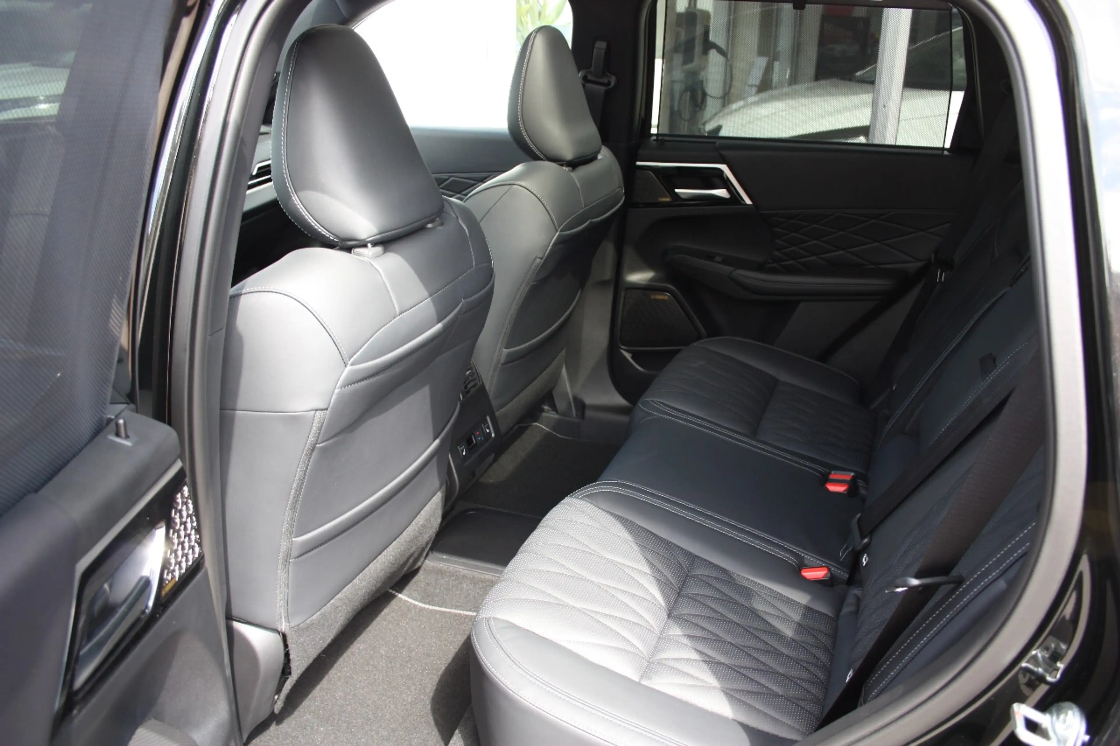 Mitsubishi Outlander 2.4L PHEV Black Edition Luxury — photo 10