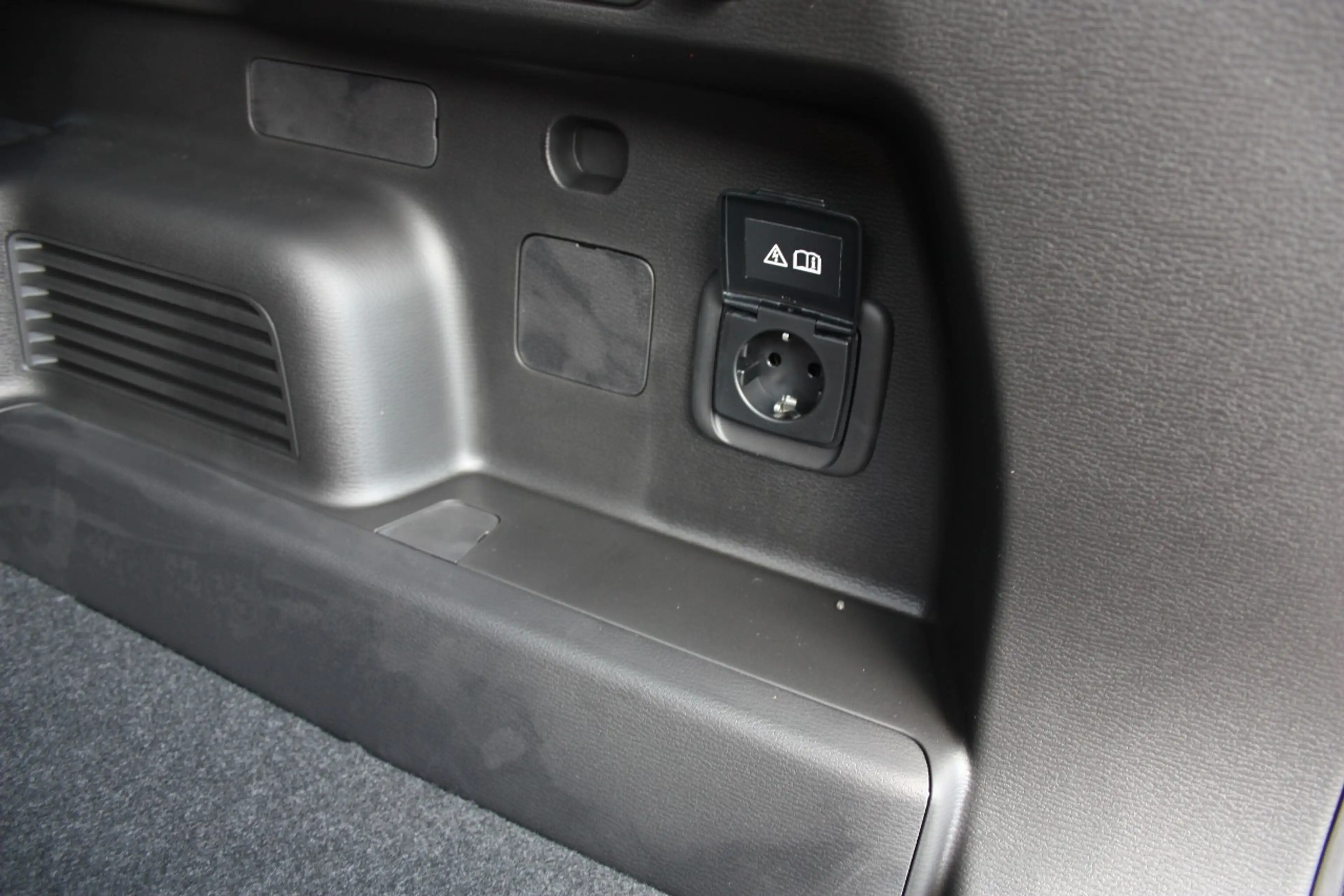 Mitsubishi Outlander 2.4L PHEV Black Edition Luxury — photo 9
