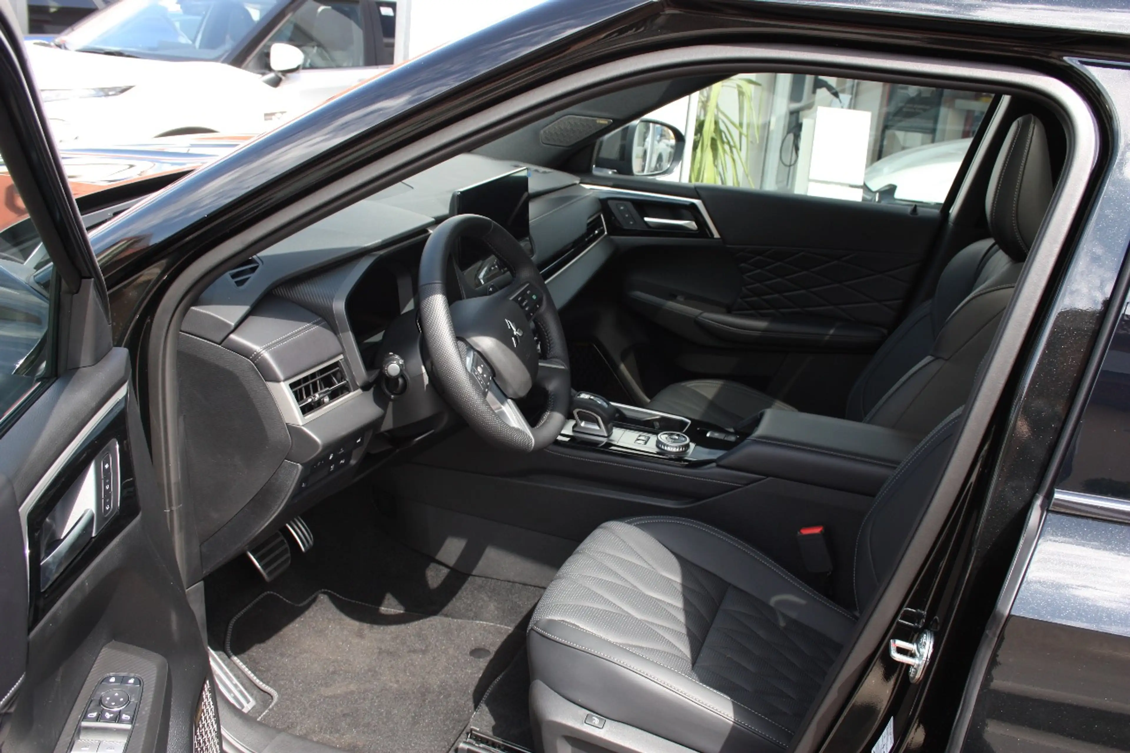 Mitsubishi Outlander 2.4L PHEV Black Edition Luxury — photo 11