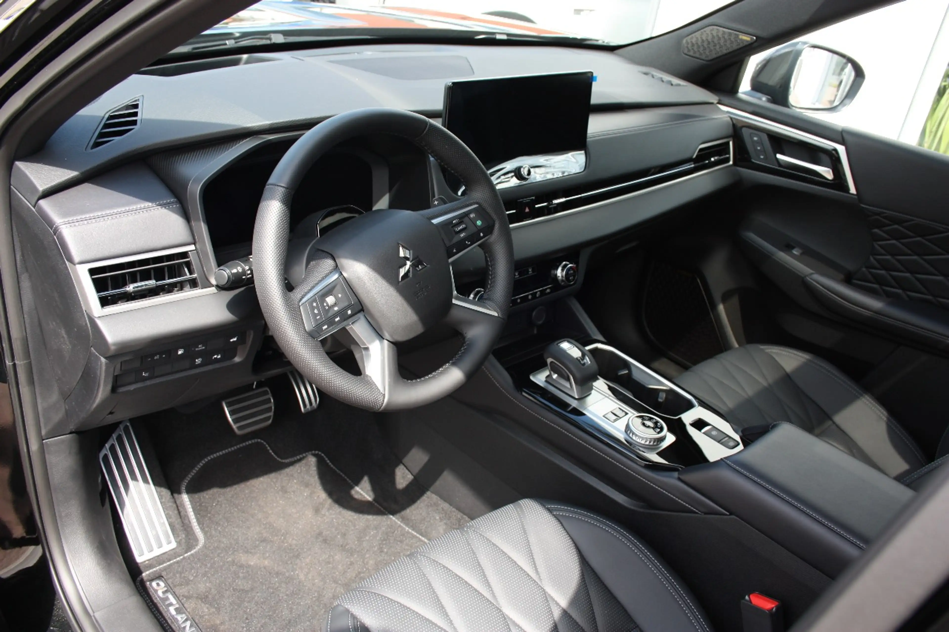 Mitsubishi Outlander 2.4L PHEV Black Edition Luxury — photo 12