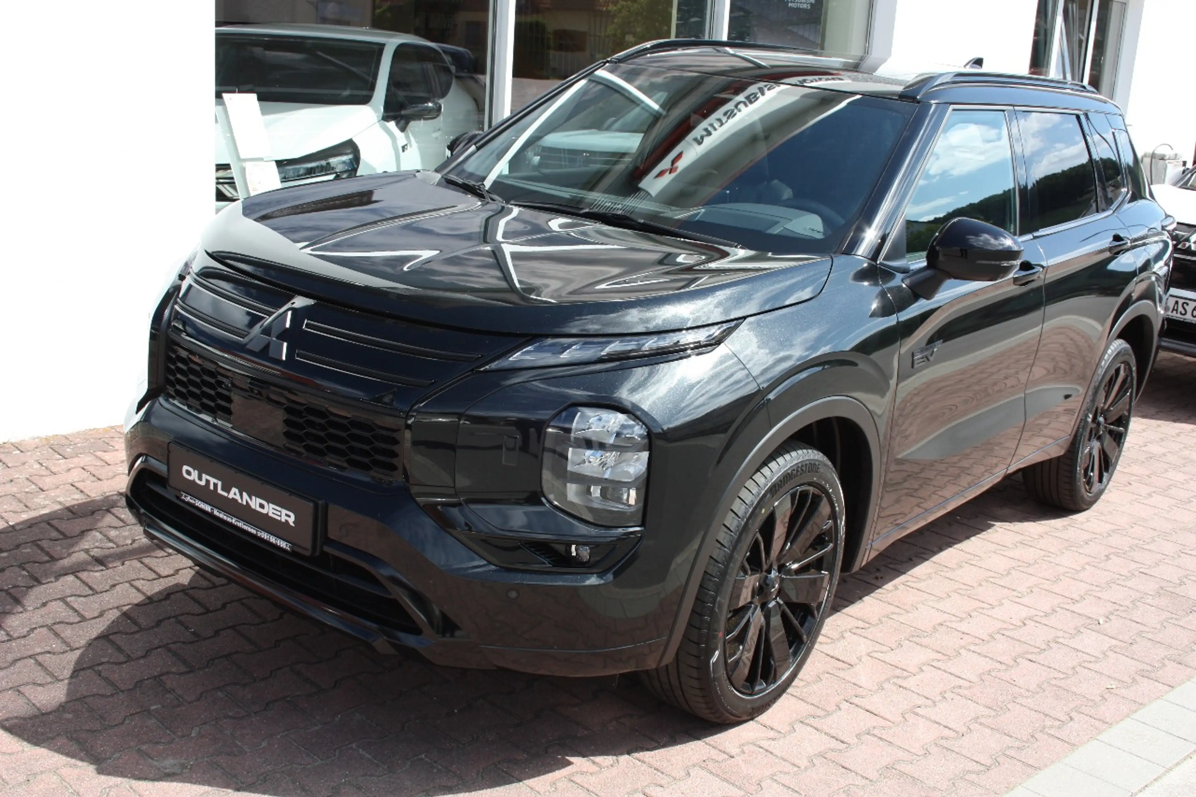 Mitsubishi Outlander 2.4L PHEV Black Edition Luxury — photo 3