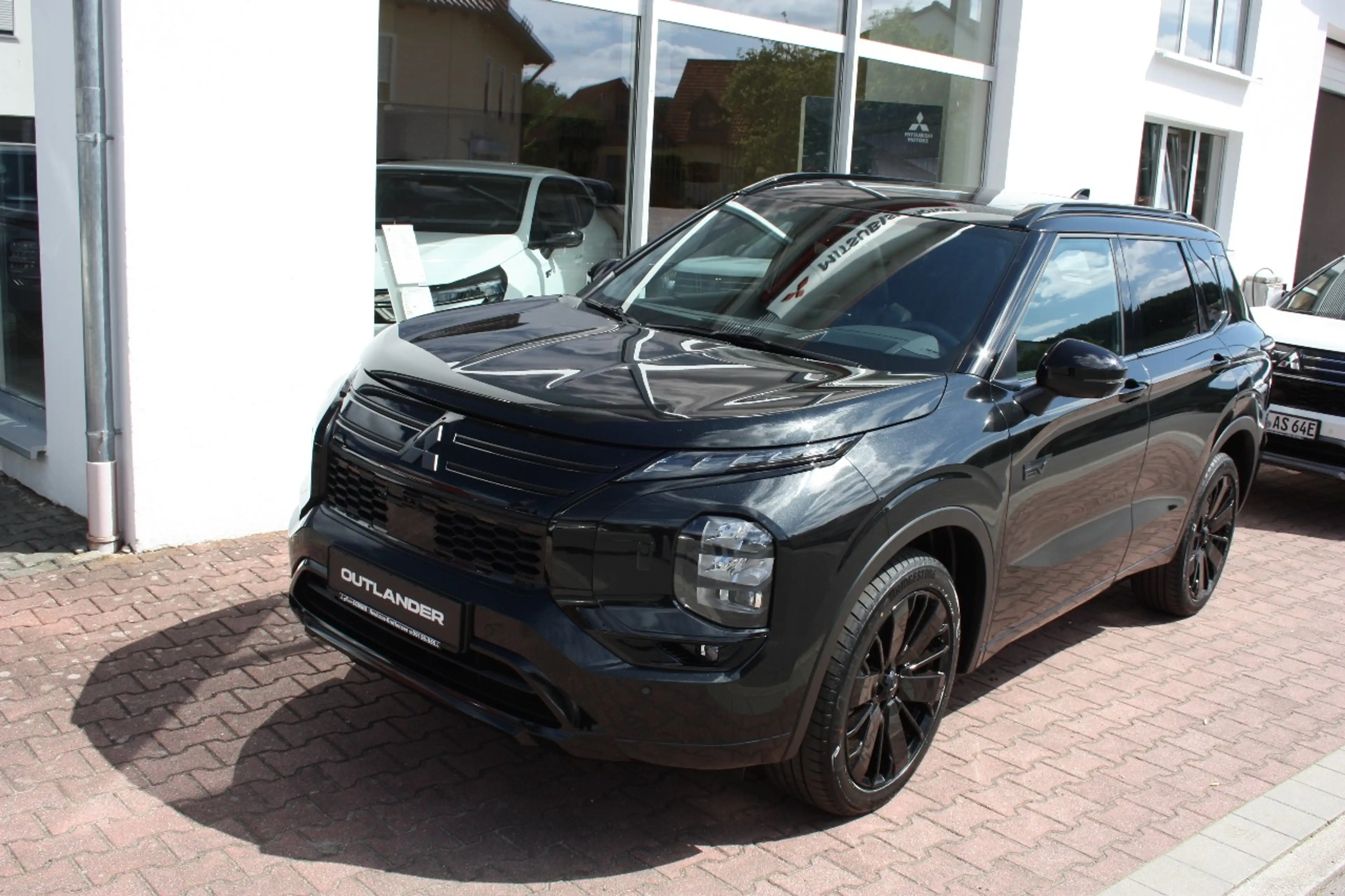 Mitsubishi Outlander 2.4L PHEV Black Edition Luxury — photo 2