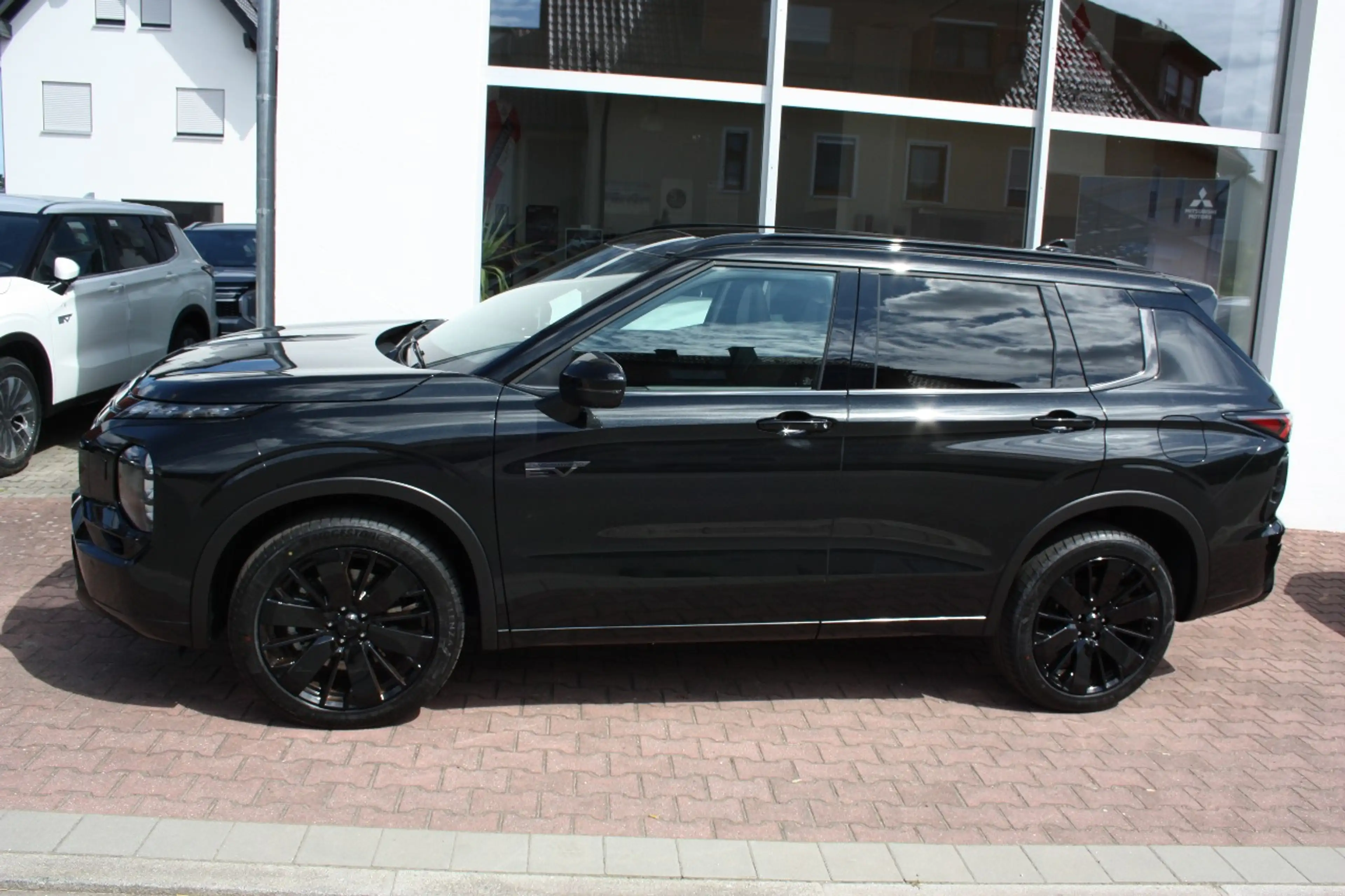 Mitsubishi Outlander 2.4L PHEV Black Edition Luxury — photo 6