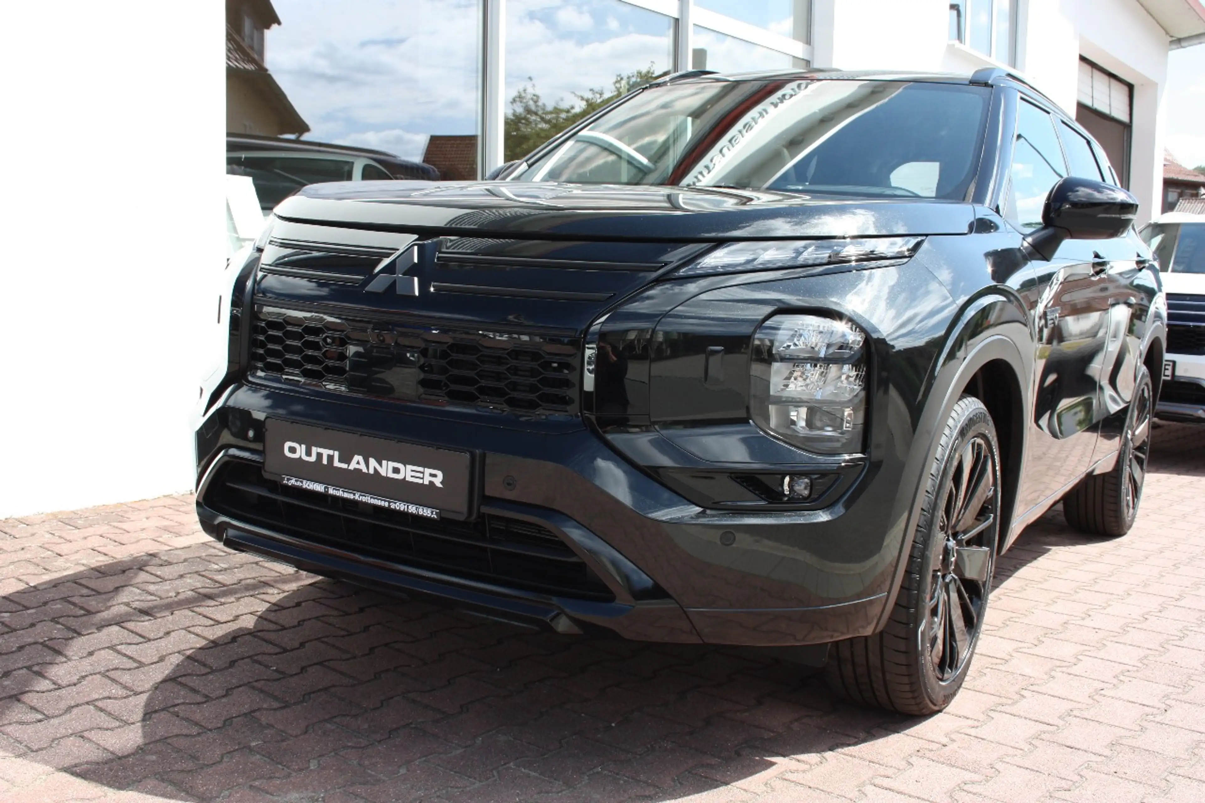 Mitsubishi Outlander 2.4L PHEV Black Edition Luxury — photo 4