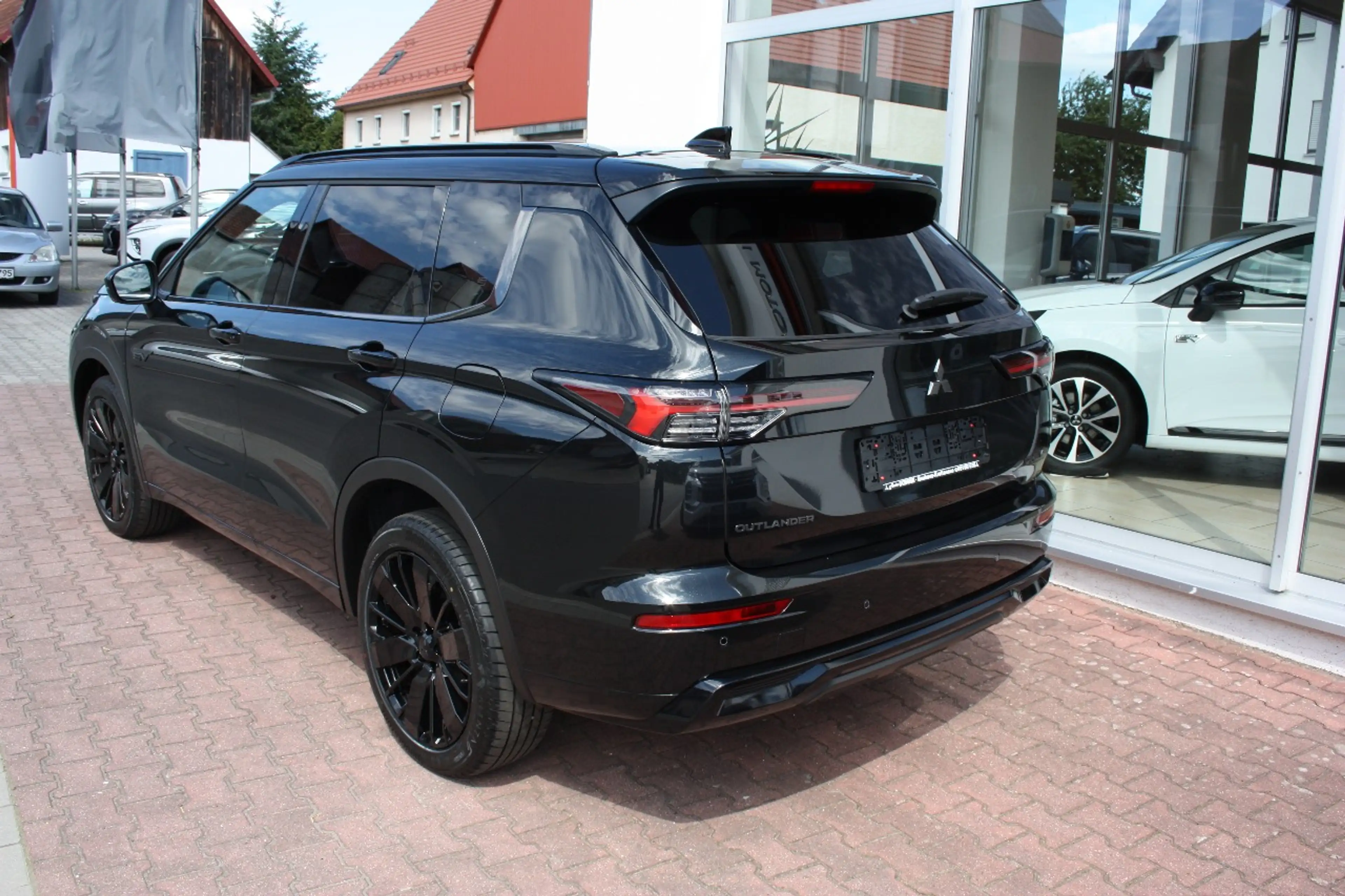 Mitsubishi Outlander 2.4L PHEV Black Edition Luxury — photo 7