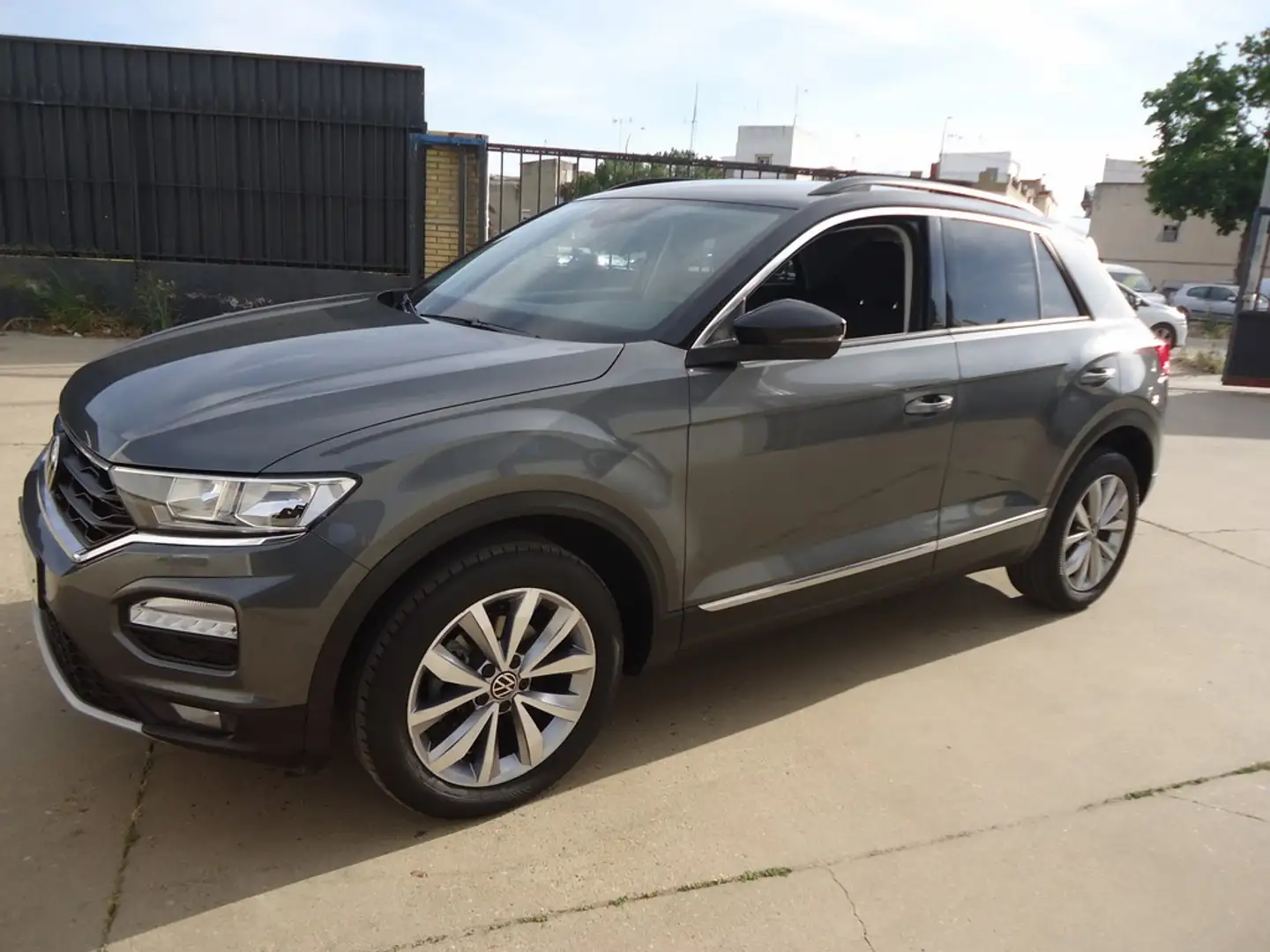 Volkswagen T-Roc 1.0 TSI Advance Style 81kW Gris - 1