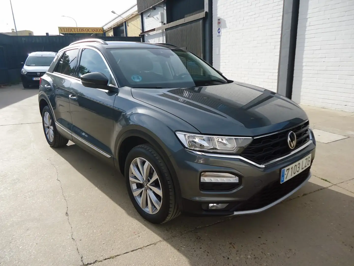 Volkswagen T-Roc 1.0 TSI Advance Style 81kW Gris - 2