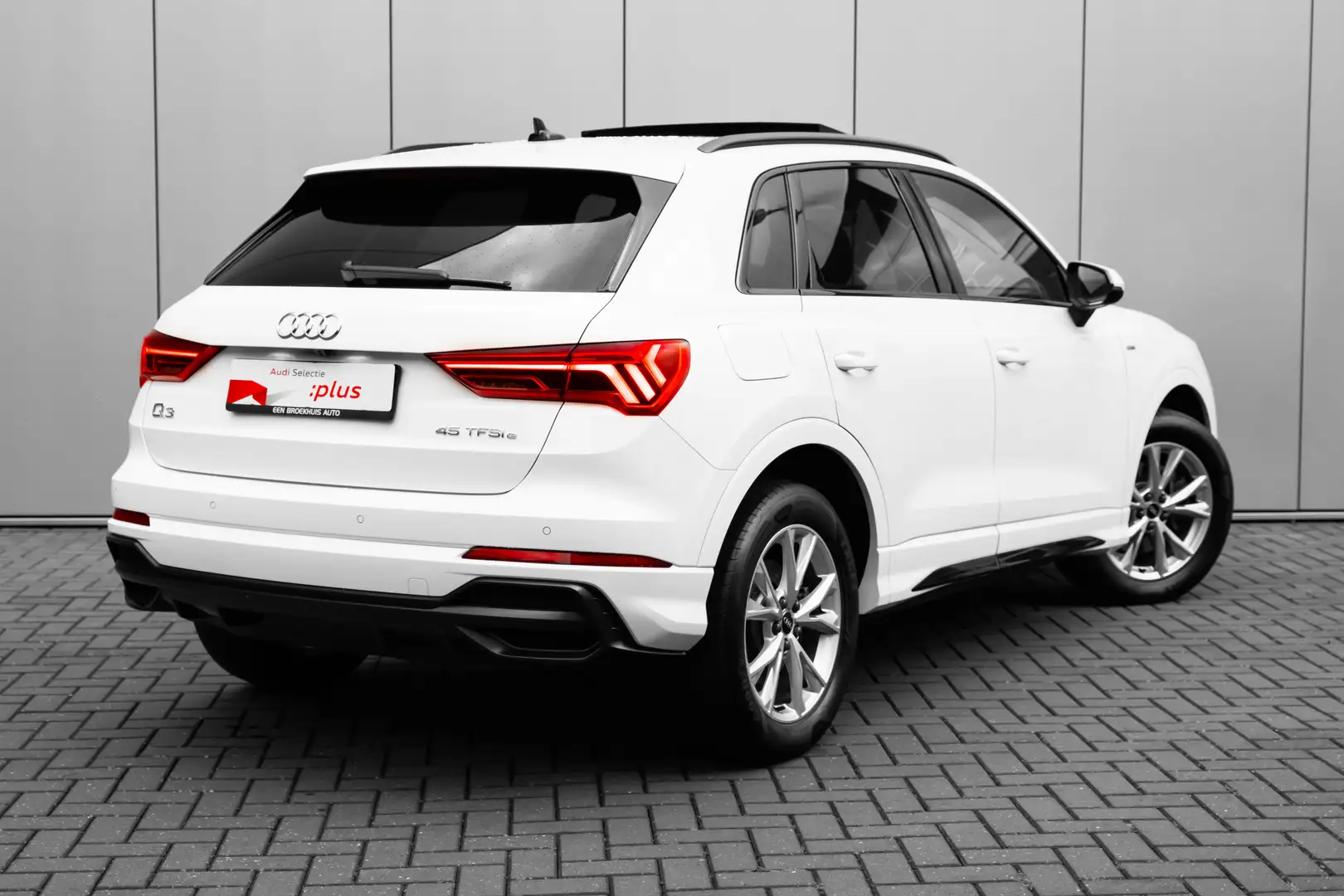 Audi Q3 45 TFSI e S edition 245PK | Panorama Dak | Trekhaa - 2