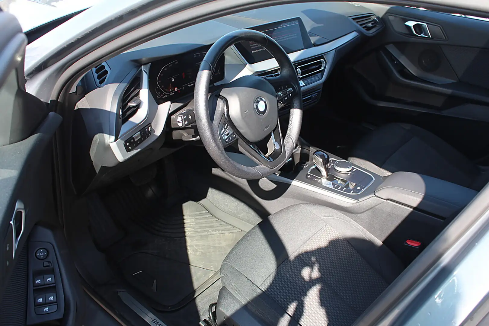 BMW 118 d Advantage Aut. LED PDC DAB Grau - 2