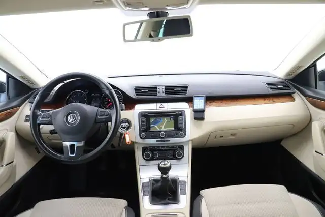 Volkswagen Passat view 14