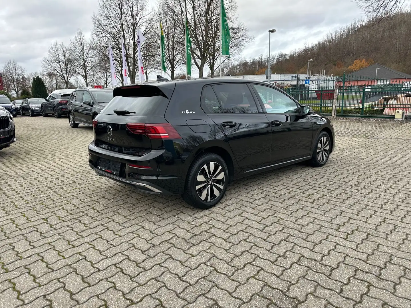 Volkswagen Golf VIII 2.0 TDI Goal 1.Hd IQ-Light ACC Kam AHK Schwarz - 2