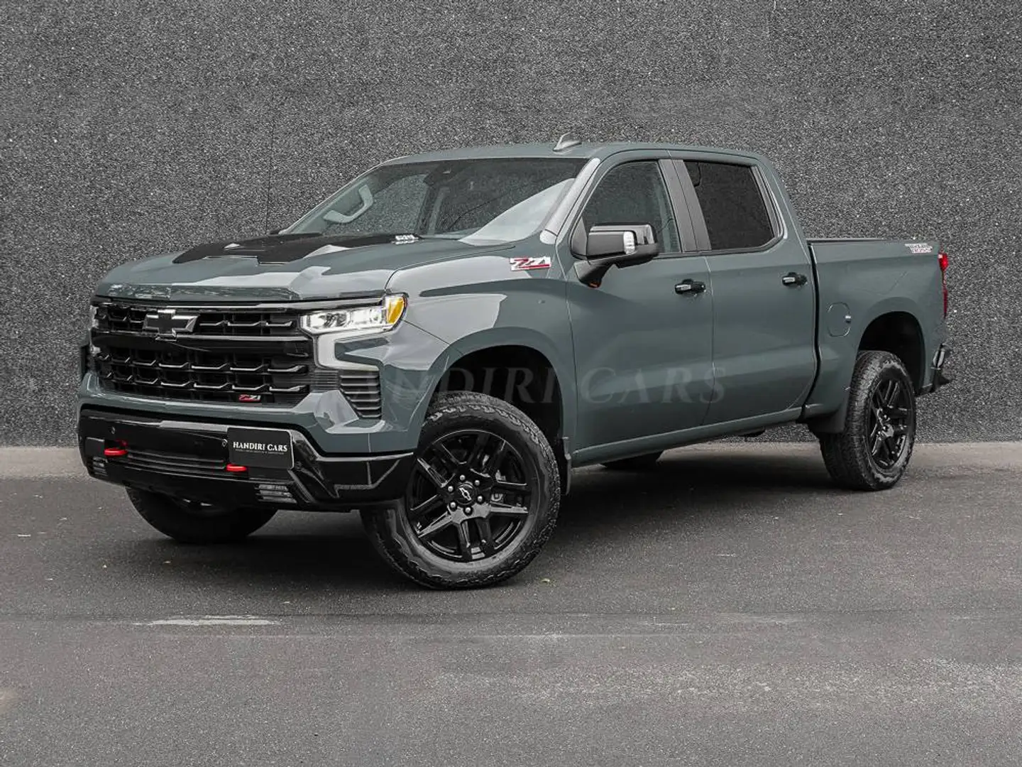 Chevrolet Silverado 2025 LT Trail Boss €59500 6.2L V8 SPORT UITLAAT Grau - 1