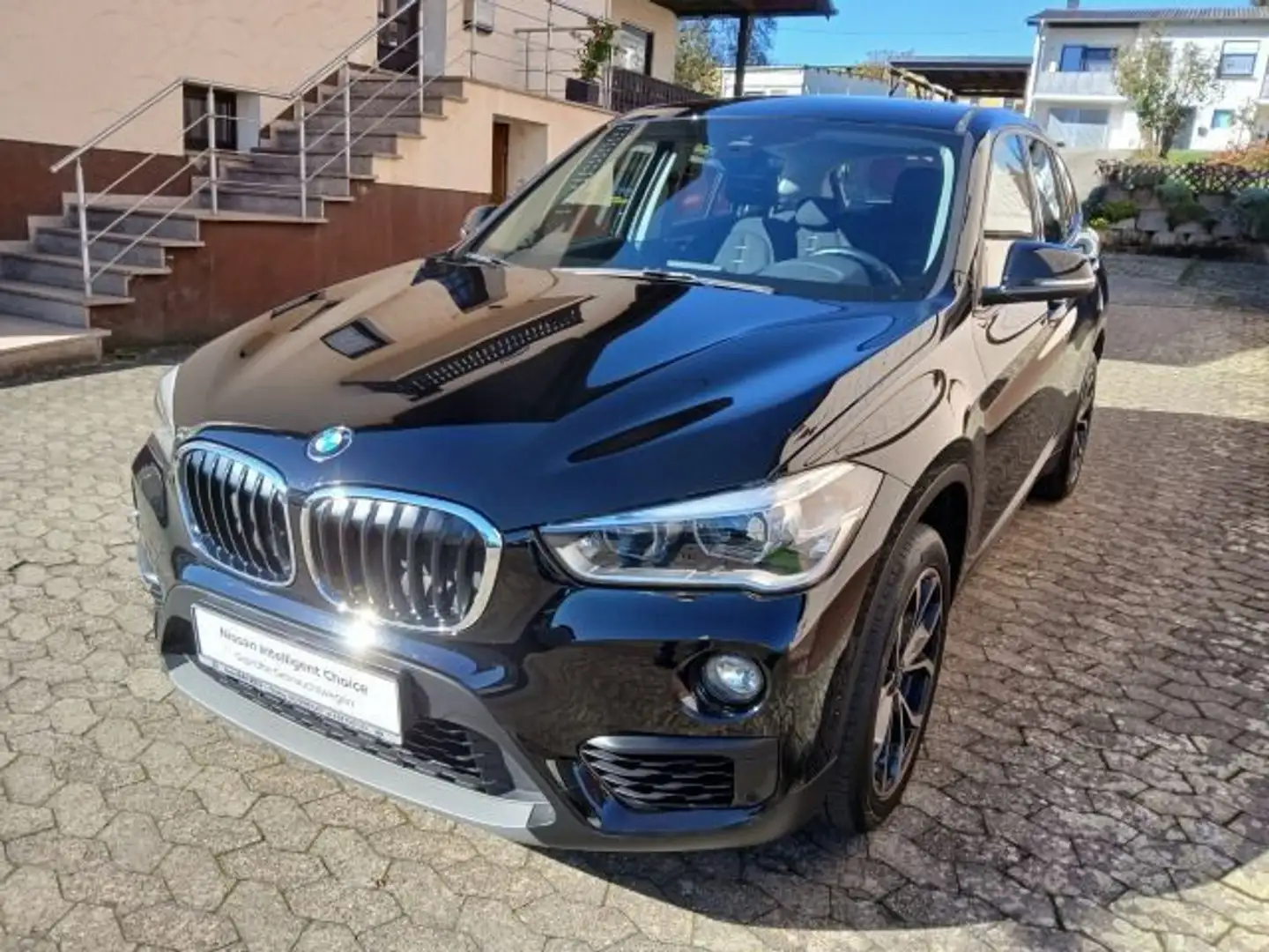 BMW X1 1.5 sDrive 18 i Advantage AHK Navi Sitzheizun Zwart - 2