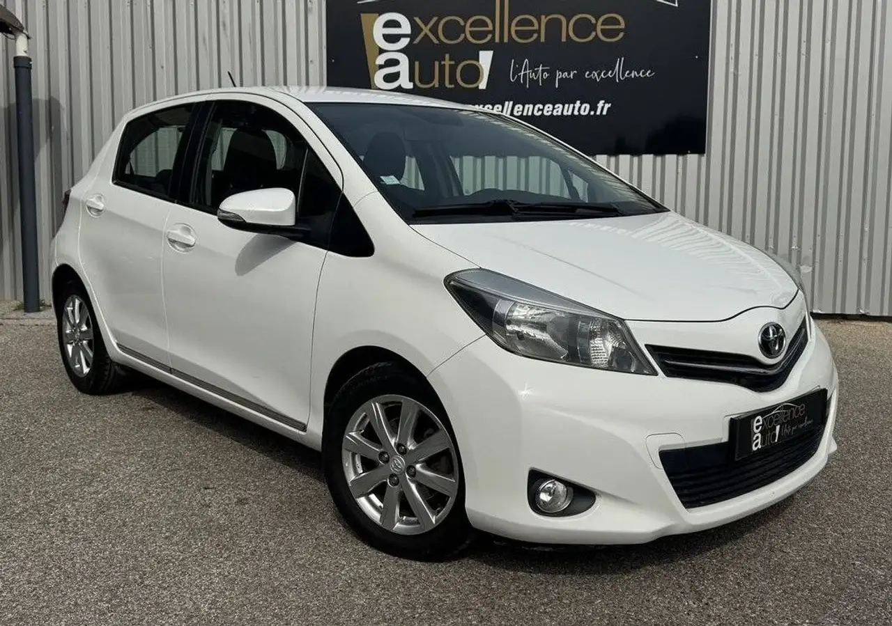 Toyota Yaris 100 VVT-I DYNAMIC 5P