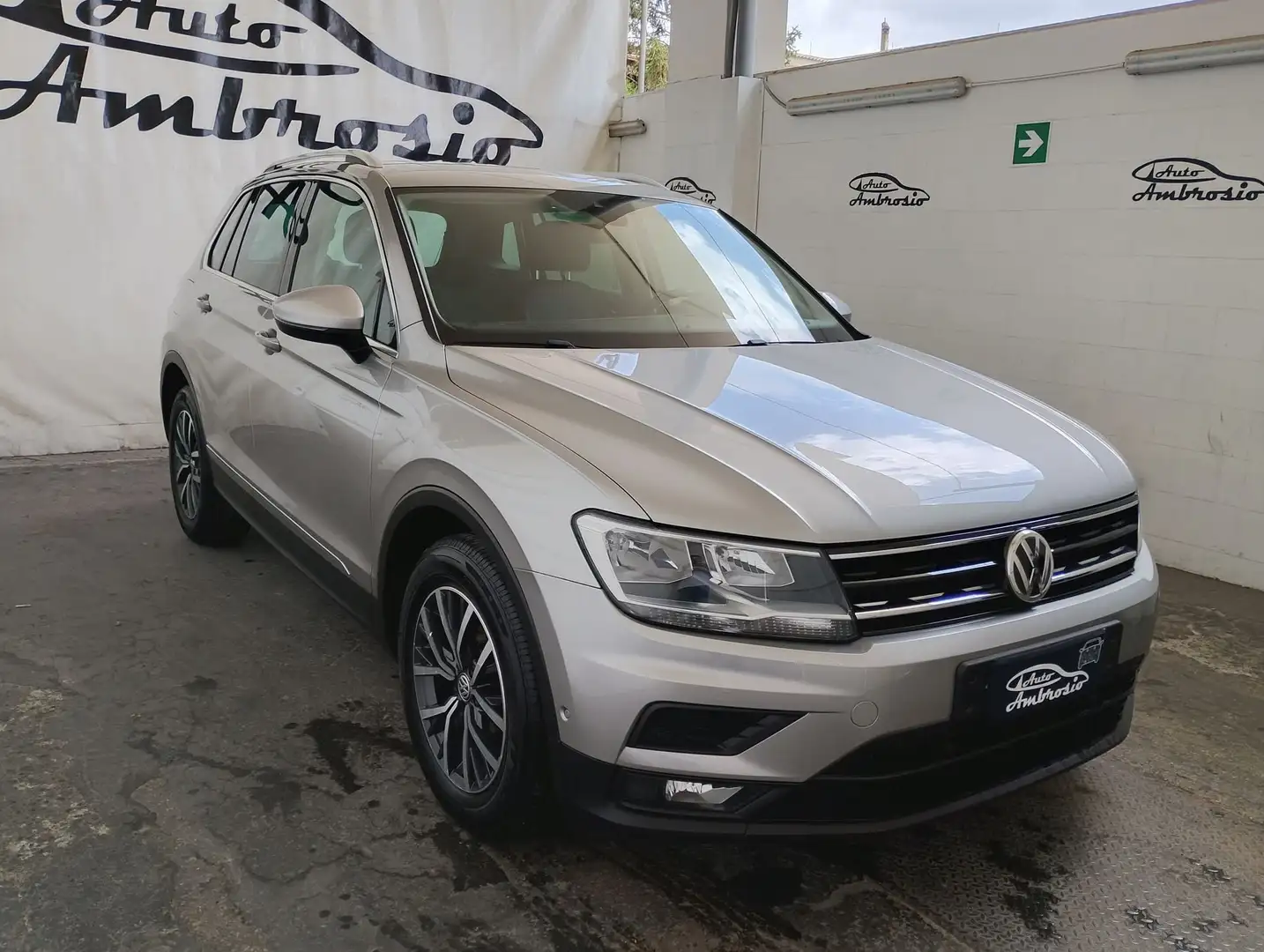 Volkswagen Tiguan 2.0 TDI DSG Advanced tetto apribile tua 190,00 al Gri - 2