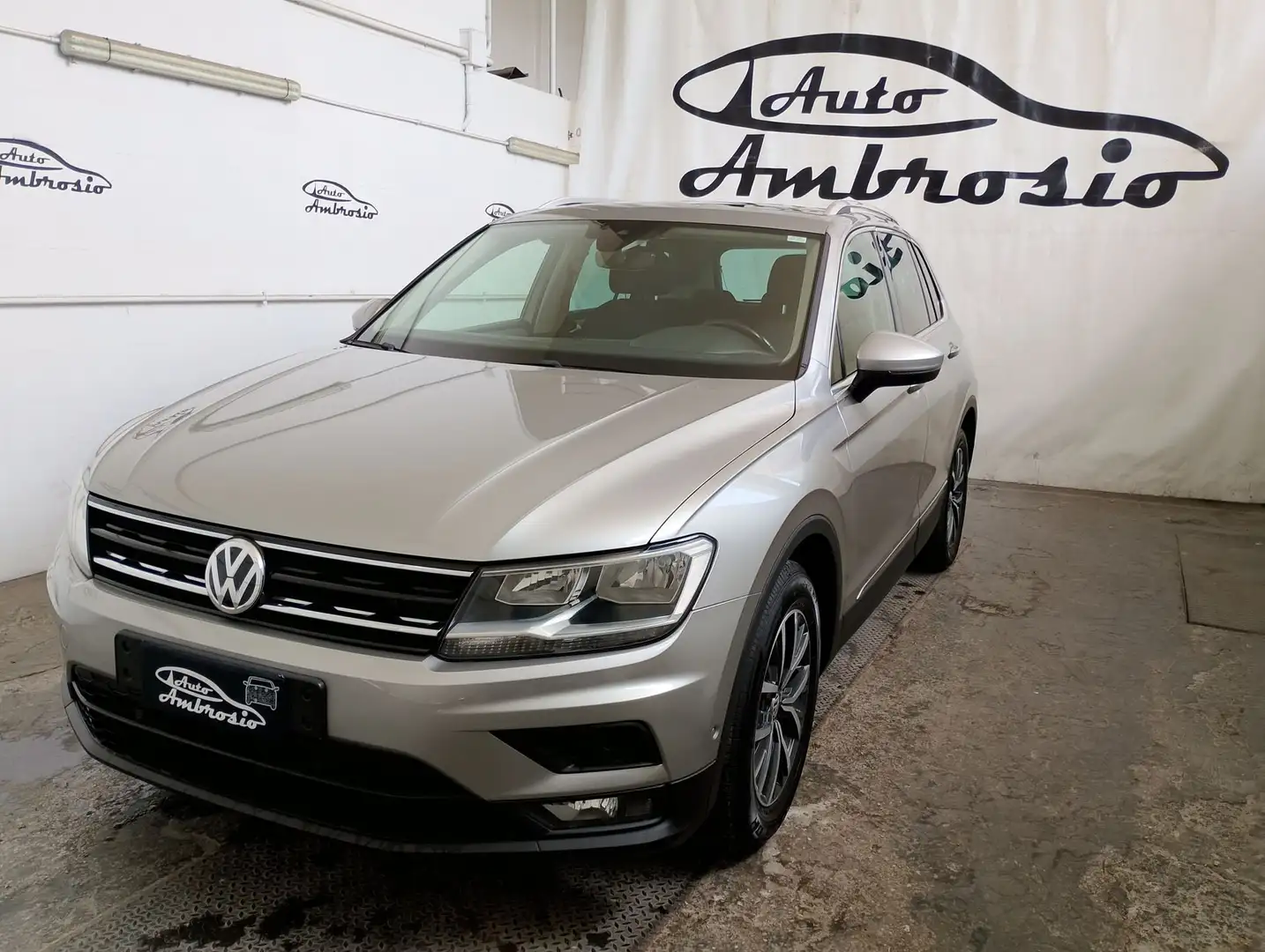 Volkswagen Tiguan 2.0 TDI DSG Advanced tetto apribile tua 190,00 al Gri - 1