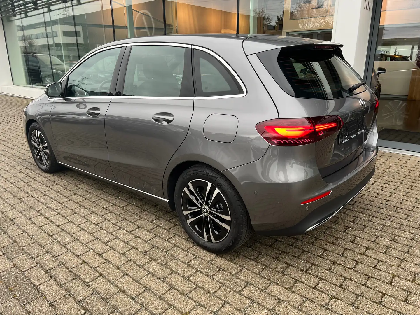 Mercedes-Benz B 180 automaat-PDC+camera-LED-DAB-EasyPack achterklep Grijs - 2