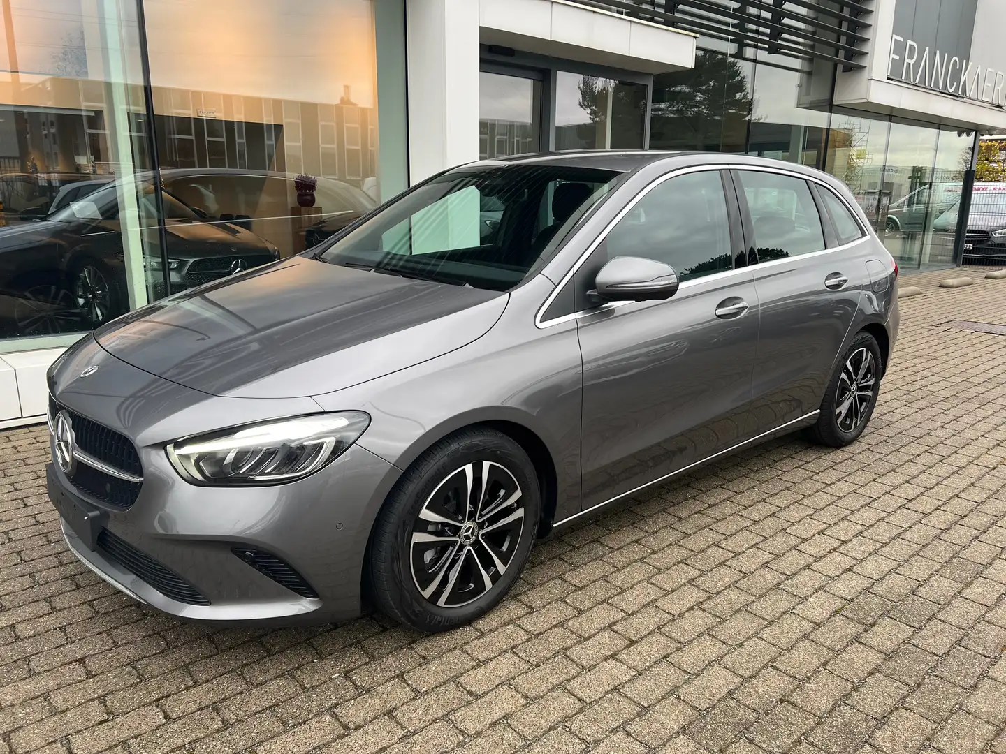 Mercedes-Benz B 180 automaat-PDC+camera-LED-DAB-EasyPack achterklep Grijs - 1