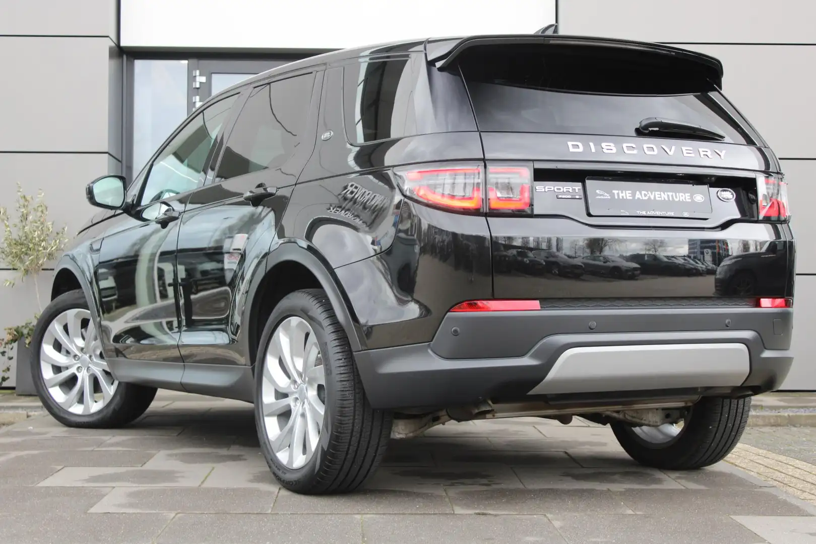 Land Rover Discovery Sport Launch Edition S P200 AWD AUT Zwart - 2