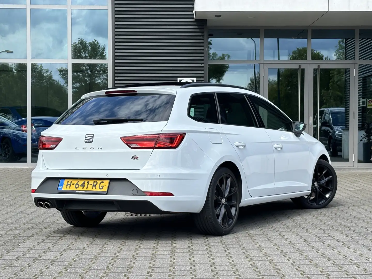 SEAT Leon ST 1.5 TSI FR Ultimate Edition Black | Pano | NL-a Wit - 2