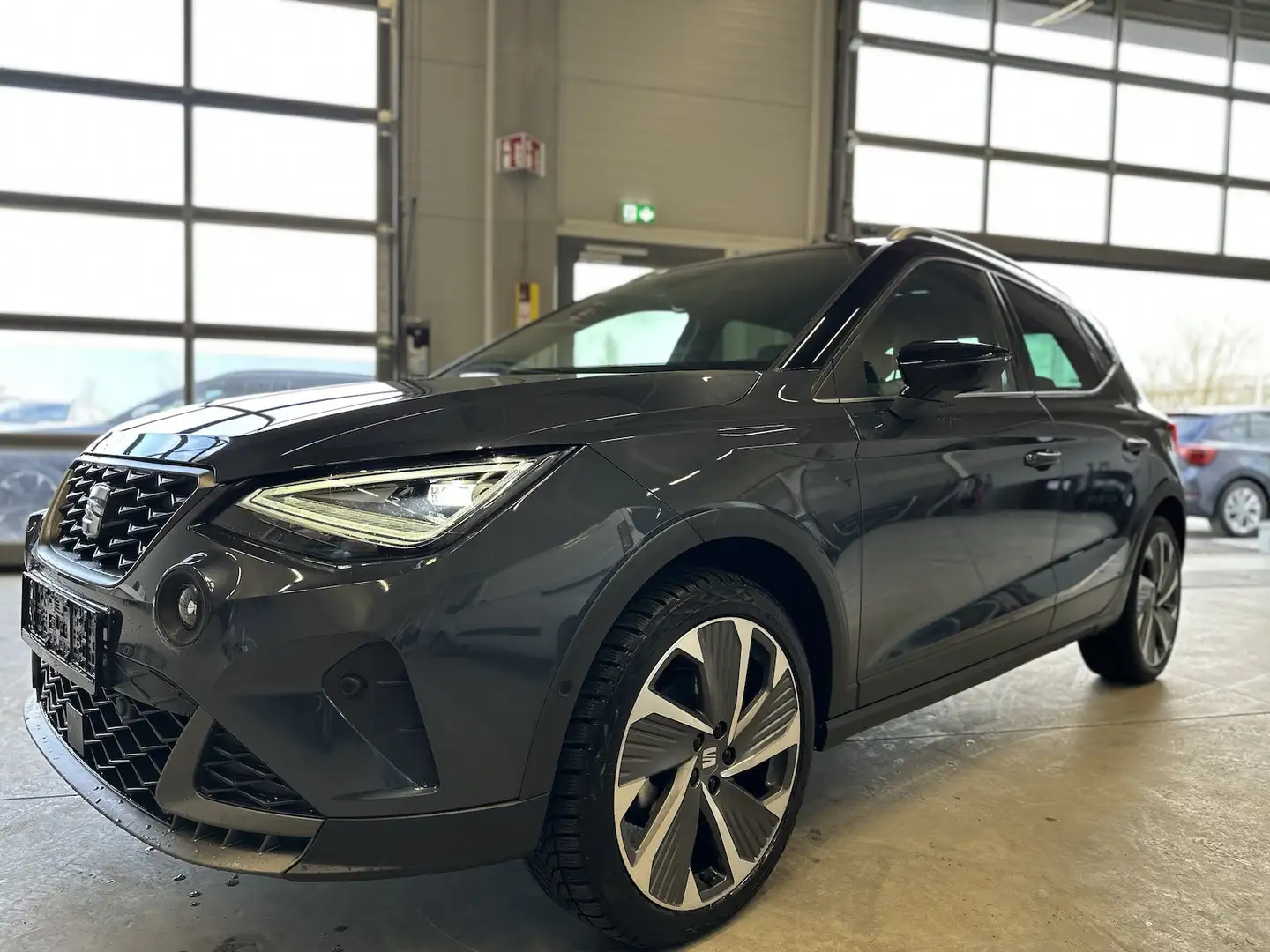 SEAT Arona 1,5TSI DSG FR 18´´ AHK Alcant. Full LED Grau - 1