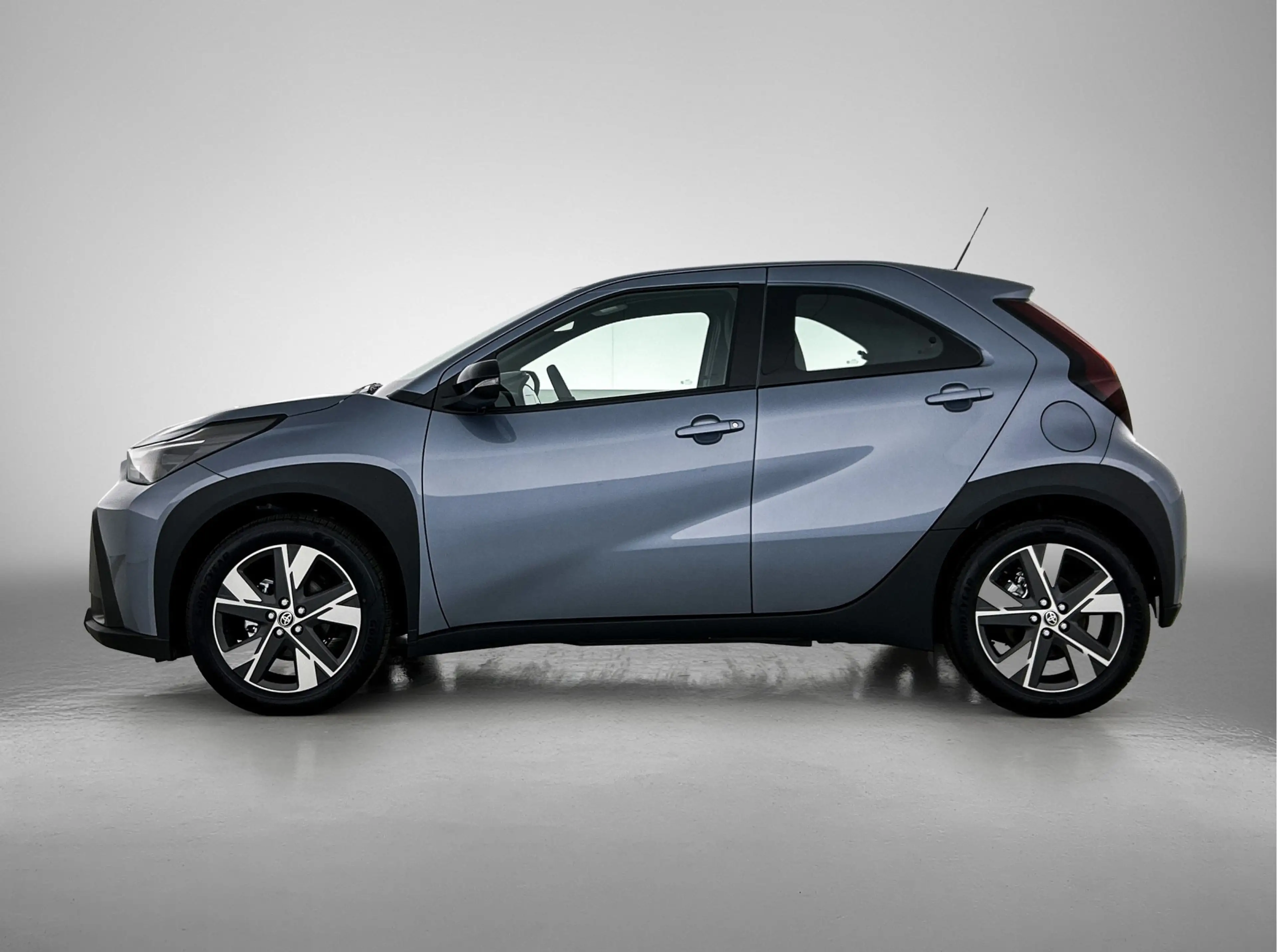 Toyota Aygo X Hybrid 115 play + GO pack | Carplay | Camera | Ada — photo 3