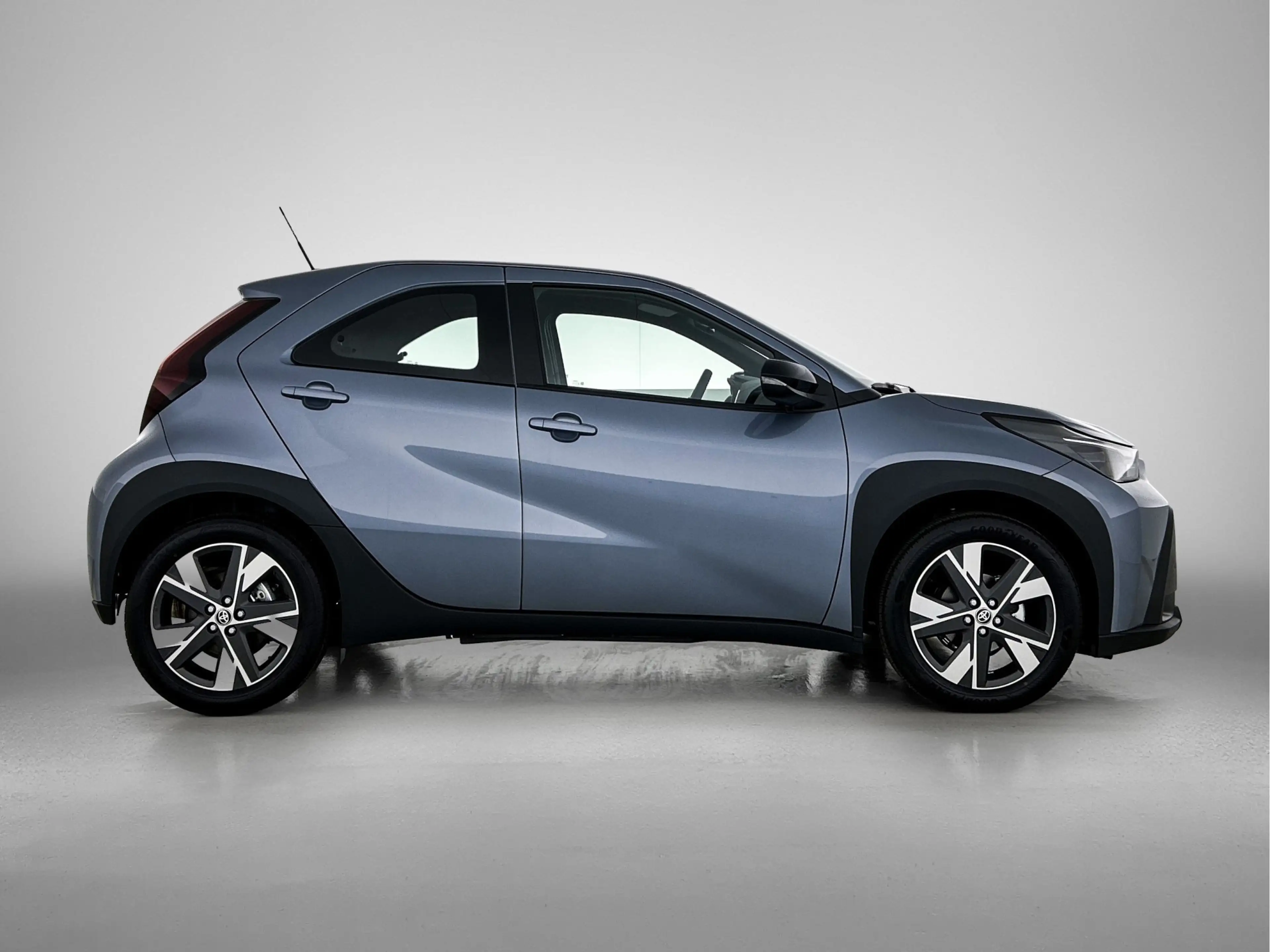 Toyota Aygo X Hybrid 115 play + GO pack | Carplay | Camera | Ada — photo 11