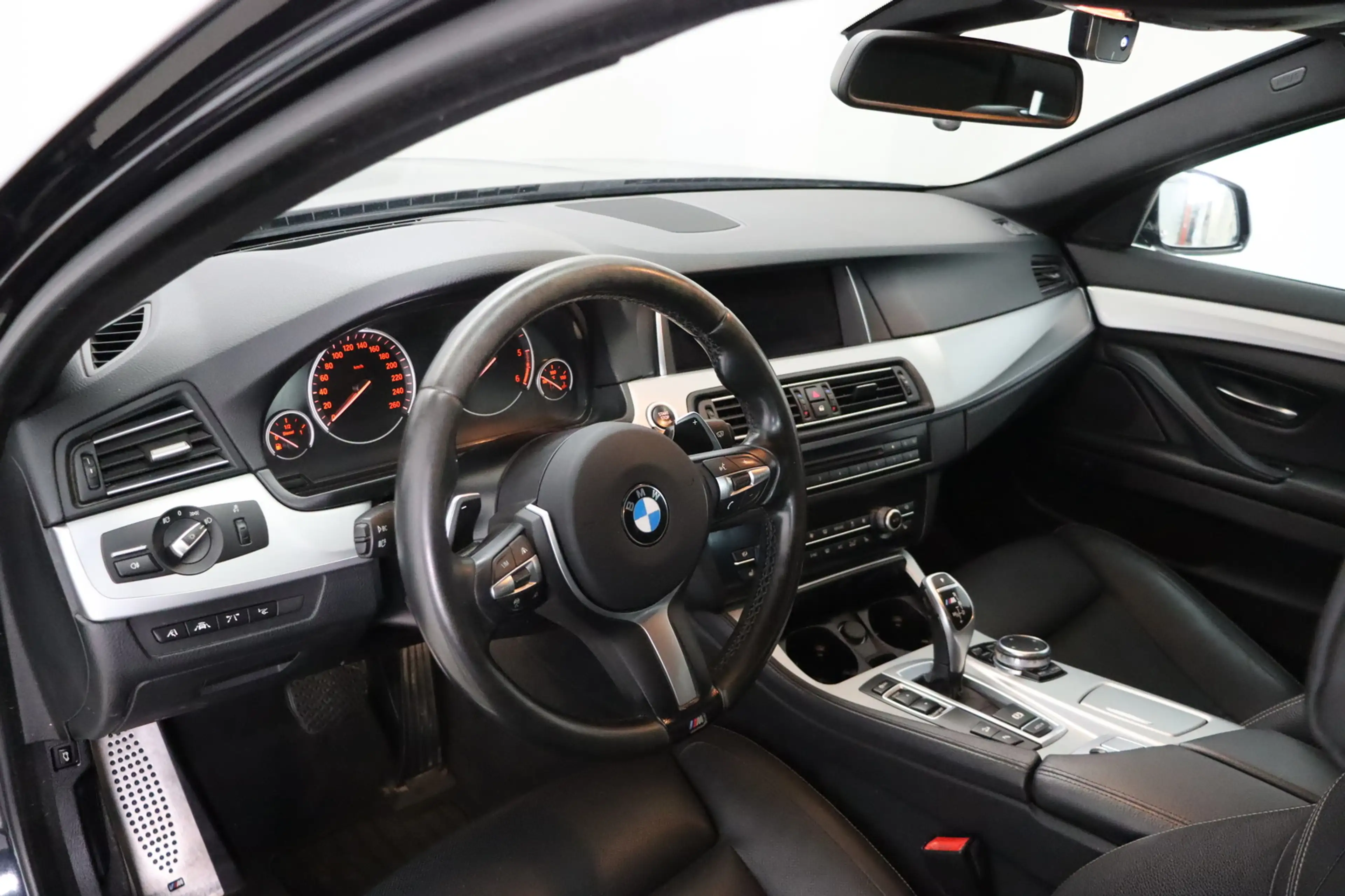 BMW M550 d Touring xDrive * HUD * Leder — photo 10
