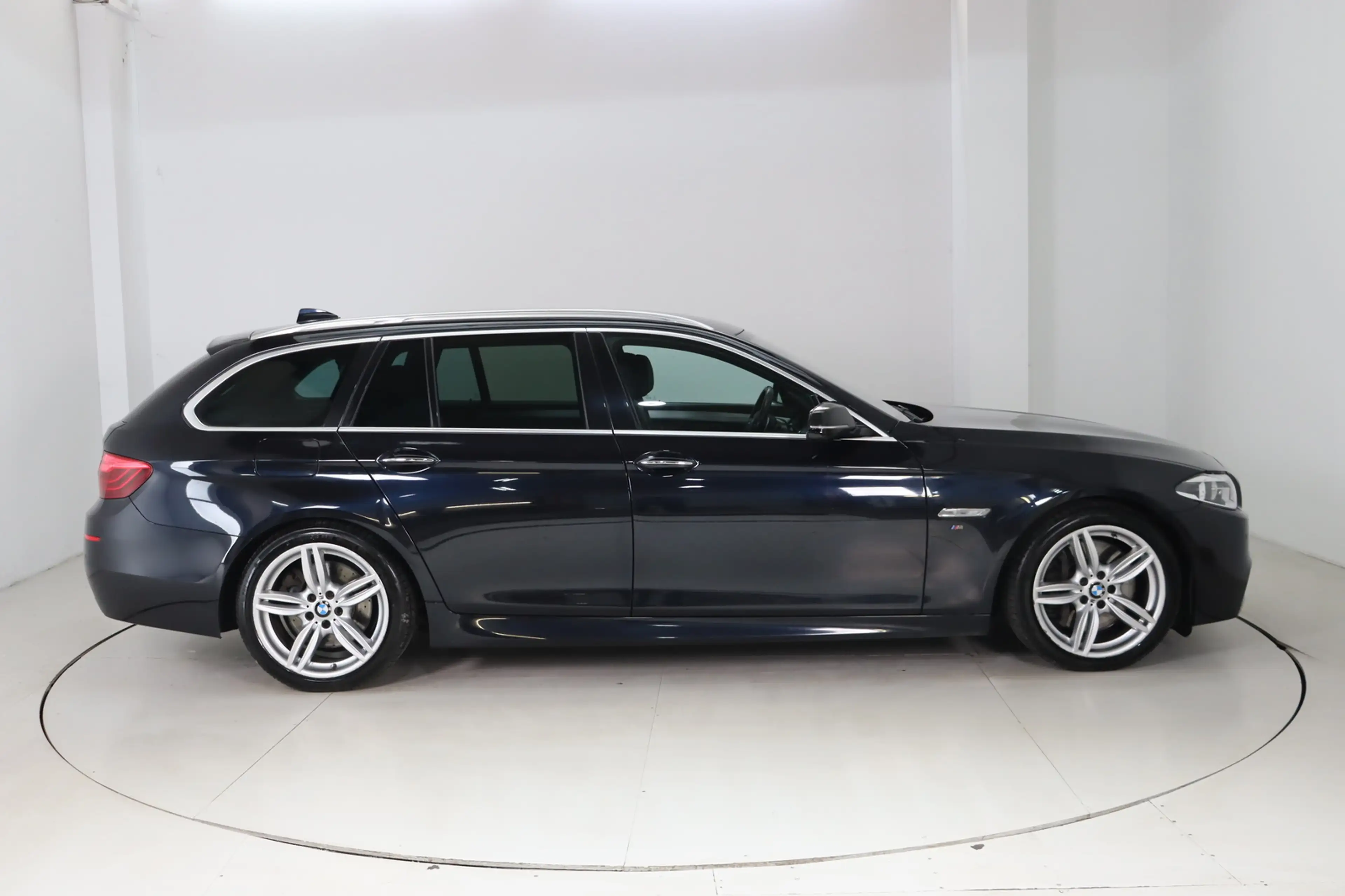BMW M550 d Touring xDrive * HUD * Leder — photo 4