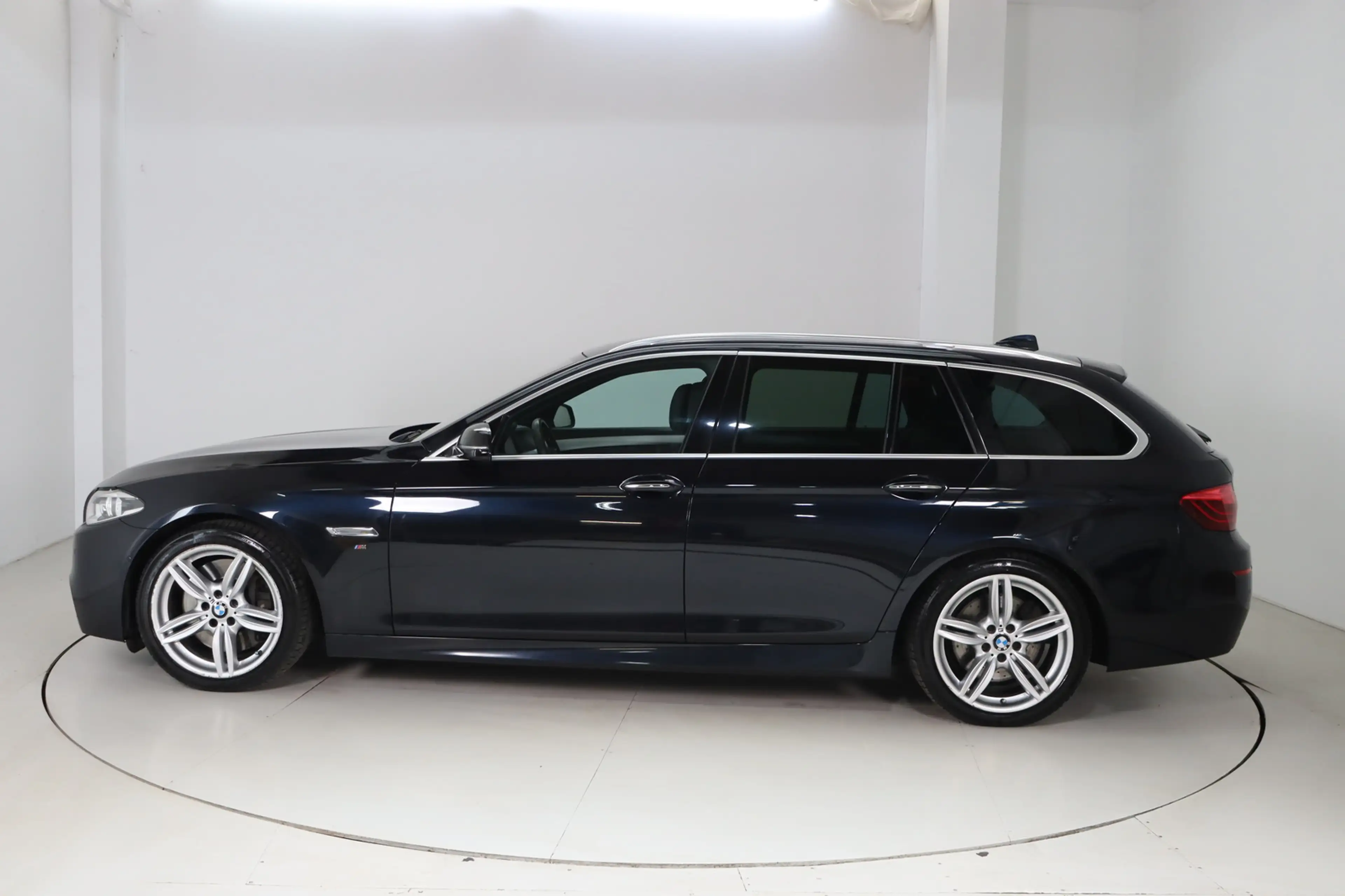 BMW M550 d Touring xDrive * HUD * Leder — photo 8