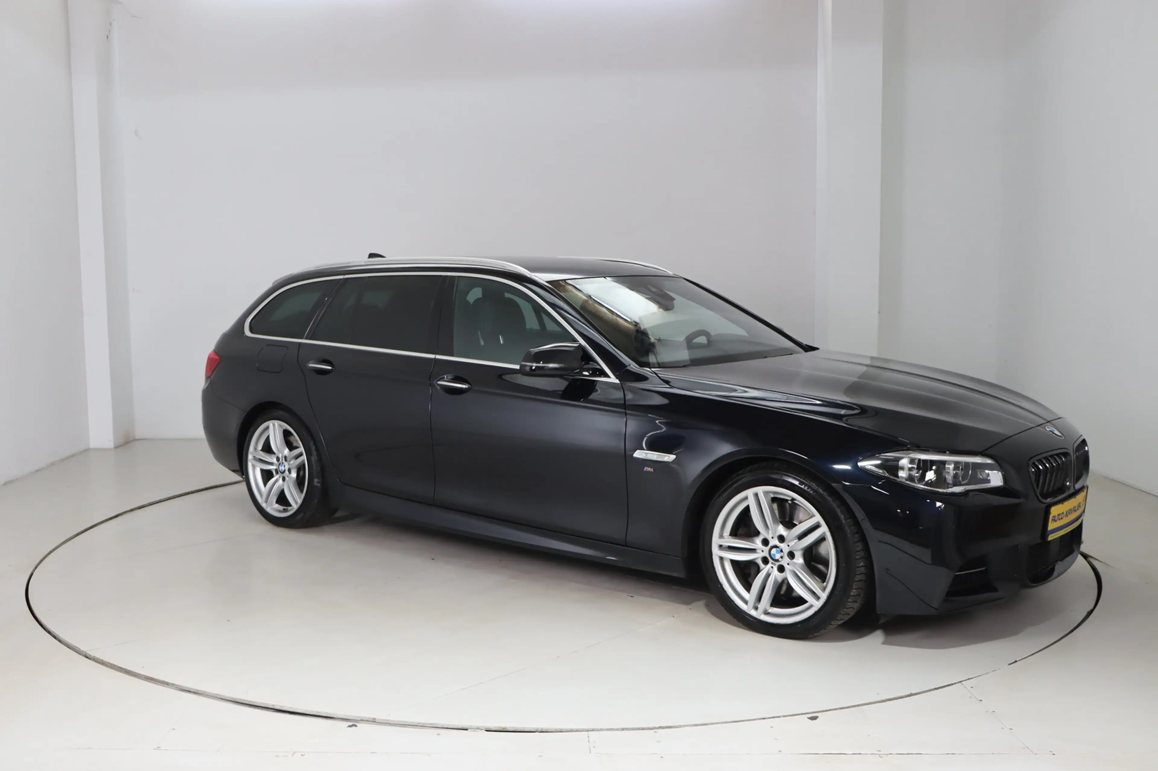 BMW M550 d Touring xDrive * HUD * Leder — photo 3