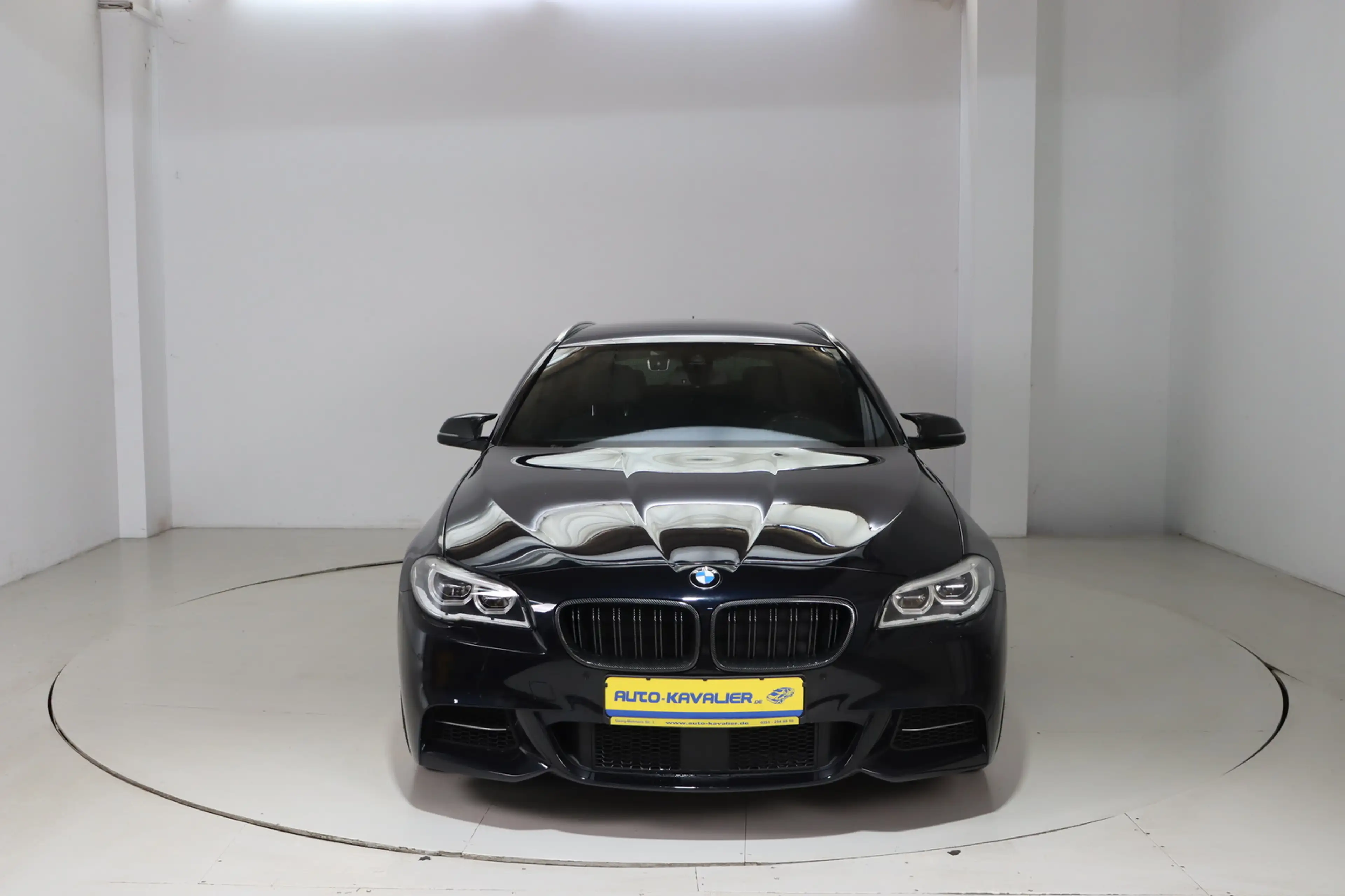 BMW M550 d Touring xDrive * HUD * Leder — photo 2
