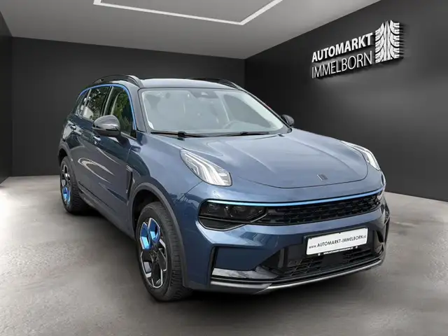 Lynk & Co 01 view 2