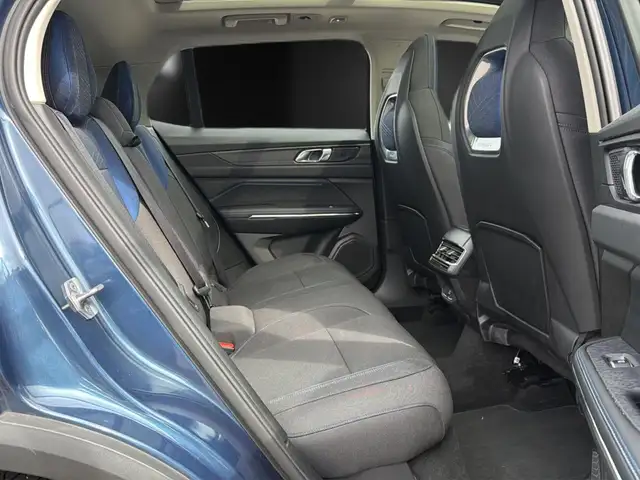 Lynk & Co 01 view 24