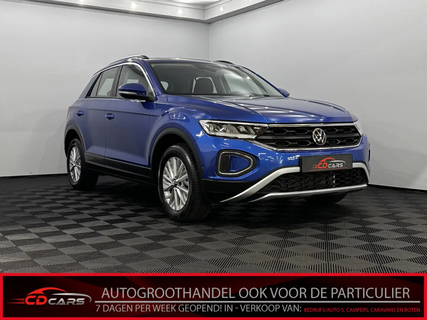 Volkswagen T-Roc 1.5 TSI Life Clima, Parkeersensoren, Apple carplay Blauw - 1