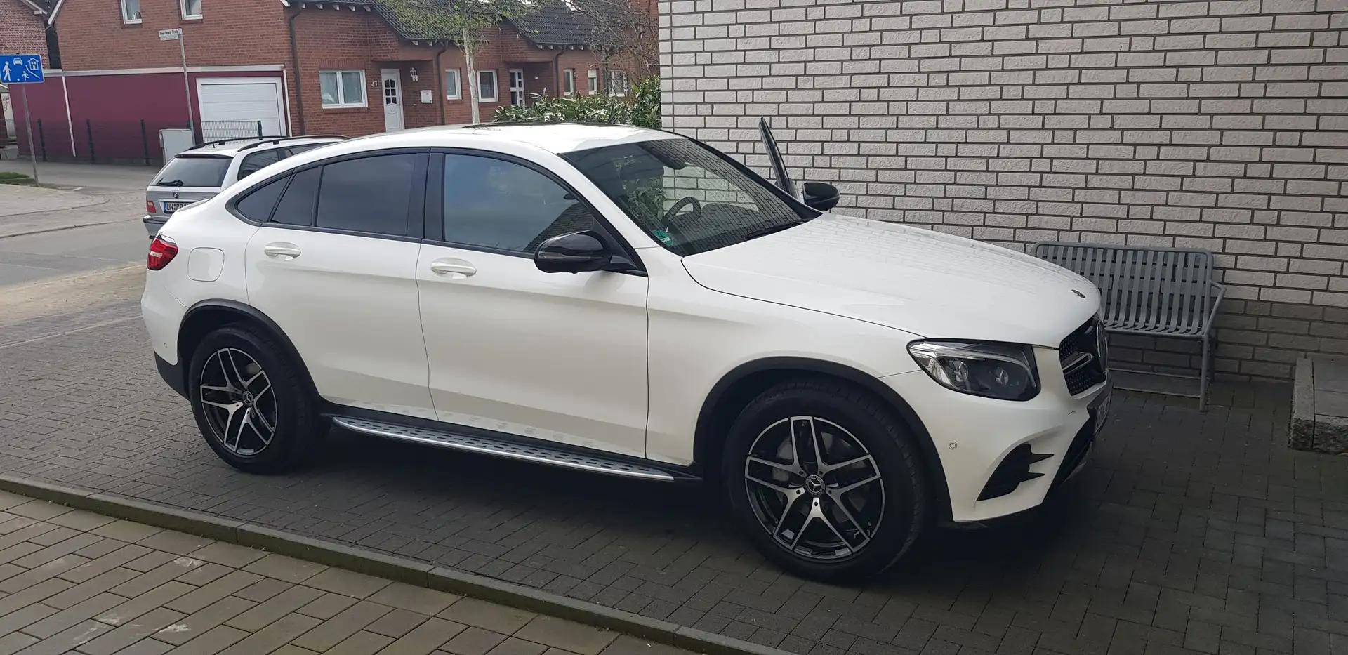 Mercedes-Benz GLC 250 GLC-Coupe Coupe 4Matic 9G-TRONIC AMG Line Weiß - 2
