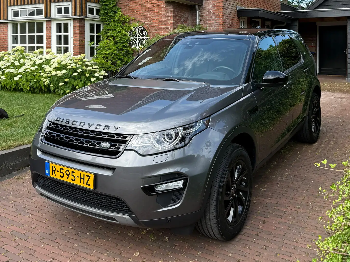 Land Rover Discovery Sport Discovery 2.0 Si4 4WD SE Grijs - 1