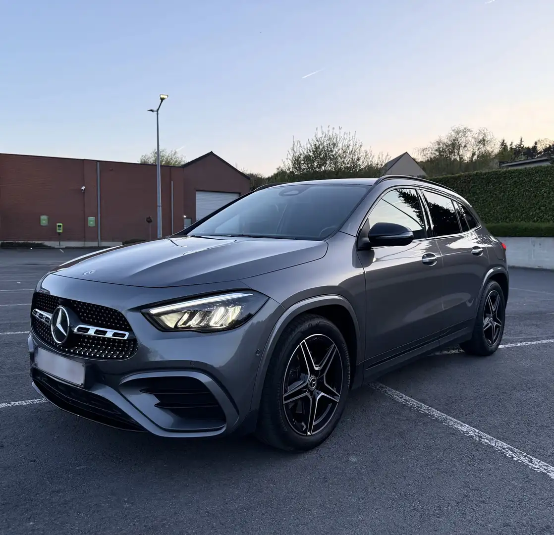 Mercedes-Benz GLA 180 AMG Line Gris - 1