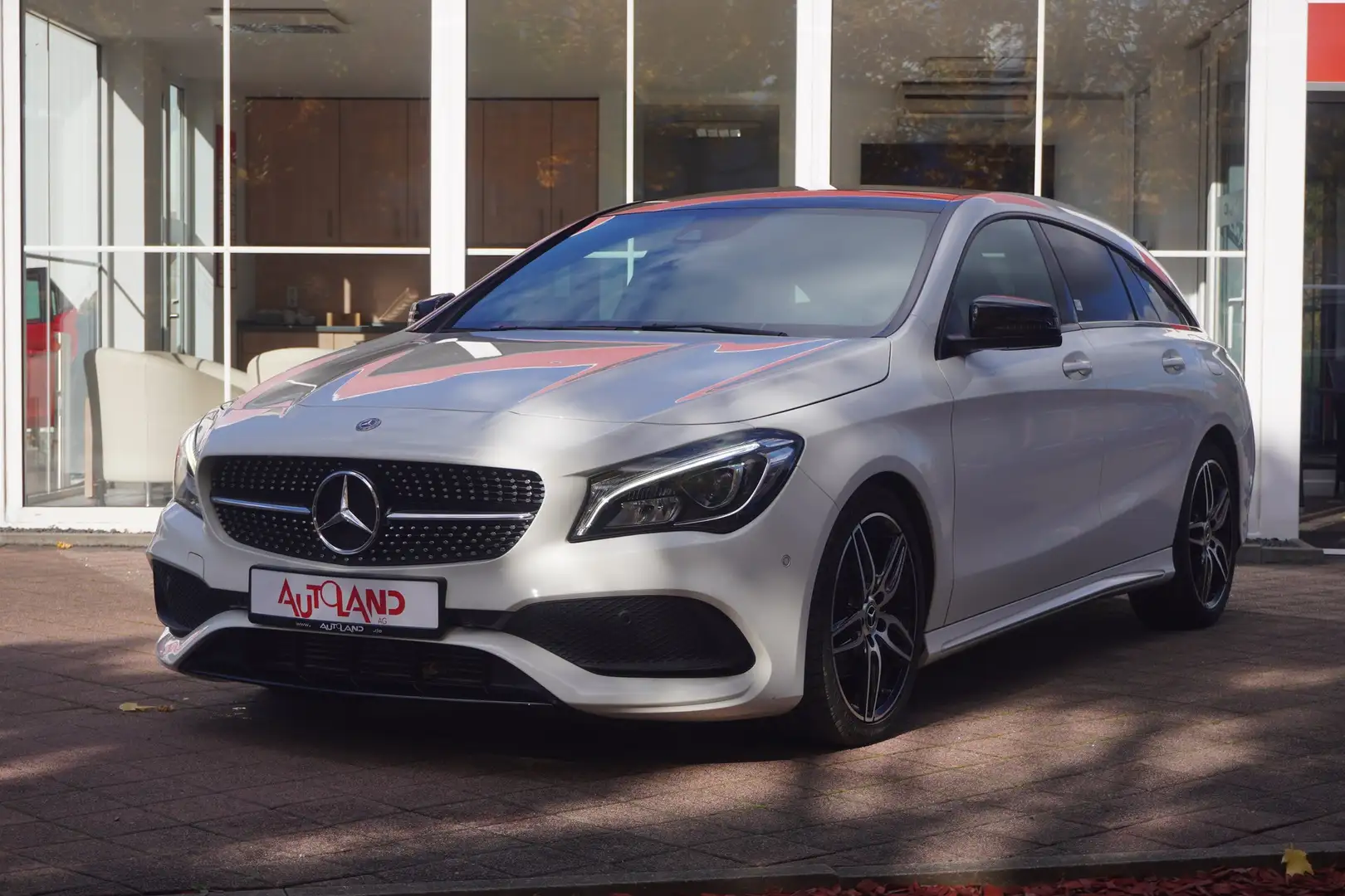 Mercedes-Benz CLA 180 Shooting Brake AMG Line 7G-DCT LED Navi Weiß - 2