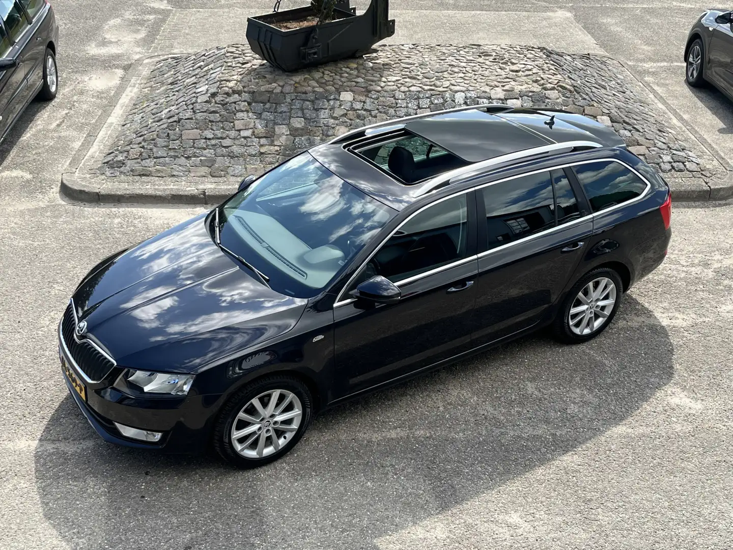 Skoda Octavia Combi 1.6 TDI Greentech PANO DAK NAVI CRUISE ECC T Zwart - 2