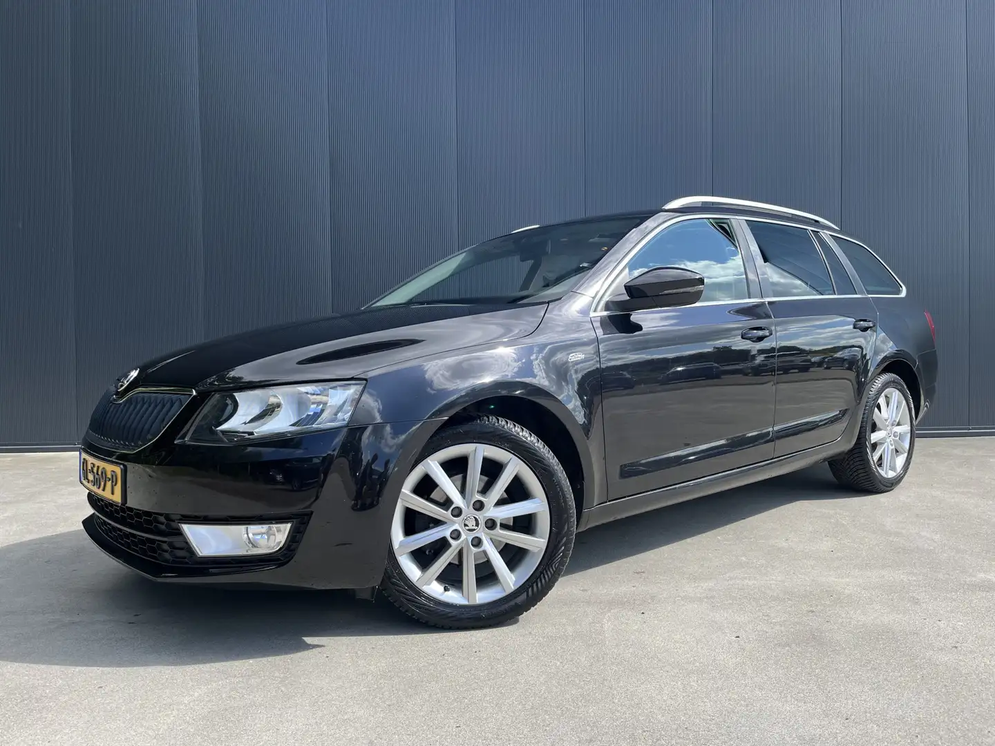 Skoda Octavia Combi 1.6 TDI Greentech PANO DAK NAVI CRUISE ECC T Zwart - 1