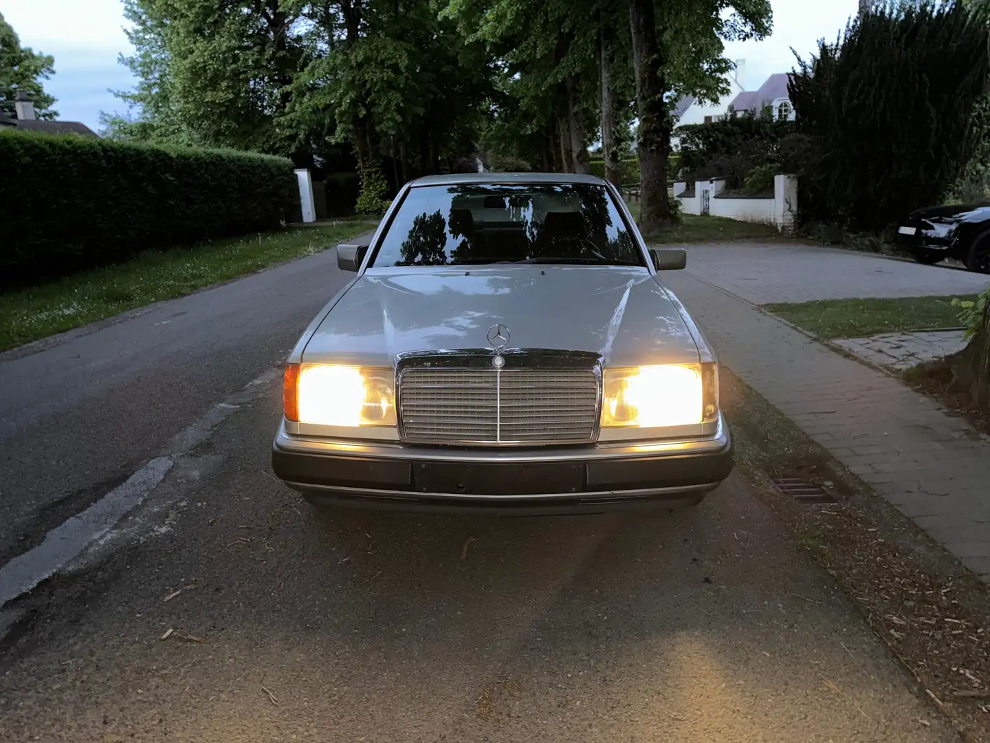 Mercedes-Benz 230 (230E) W124 Срібний - 2