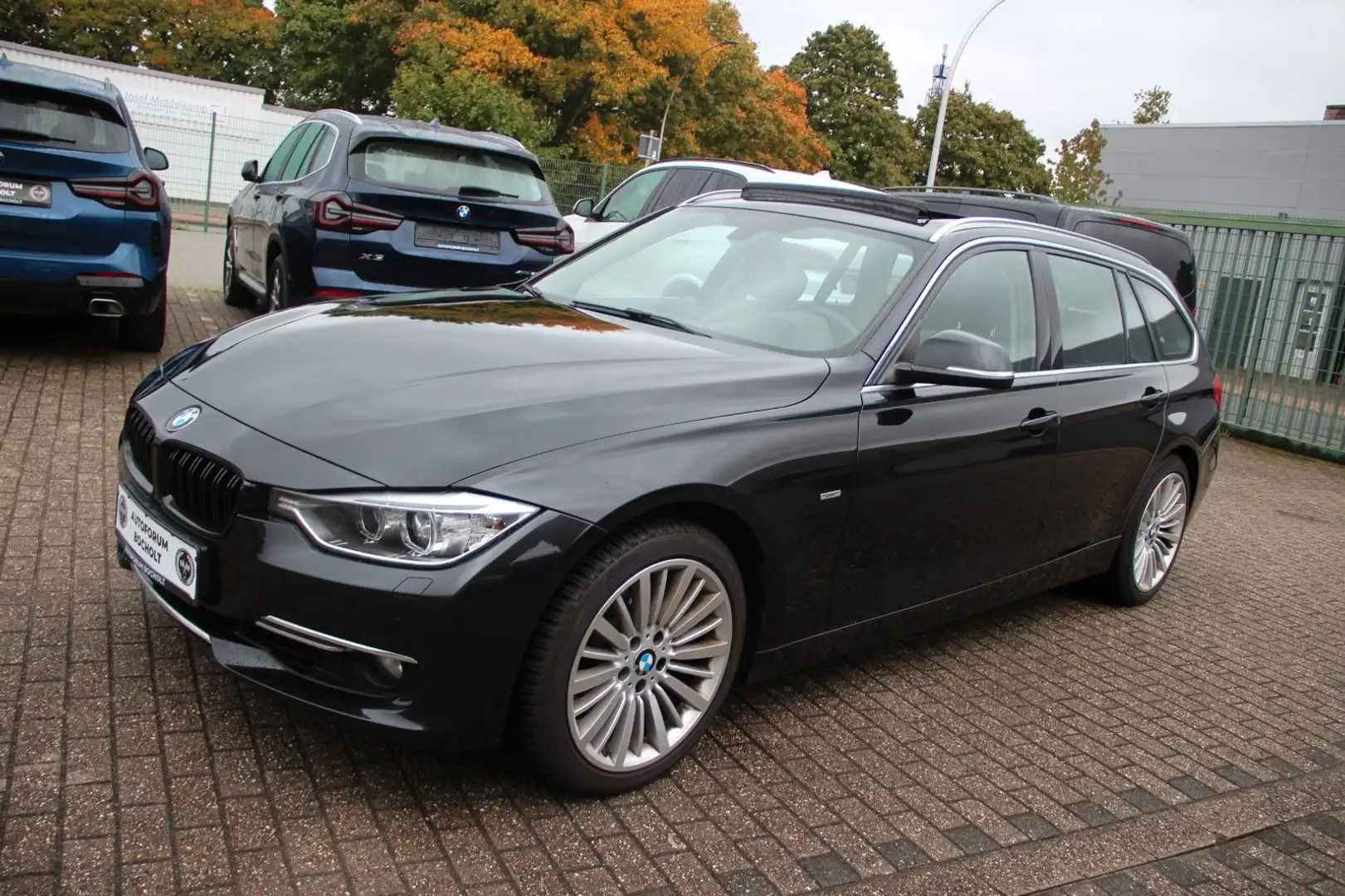 BMW 325 d T Luxury Line, Pano, Navi, HUD,  PDC Schwarz - 2