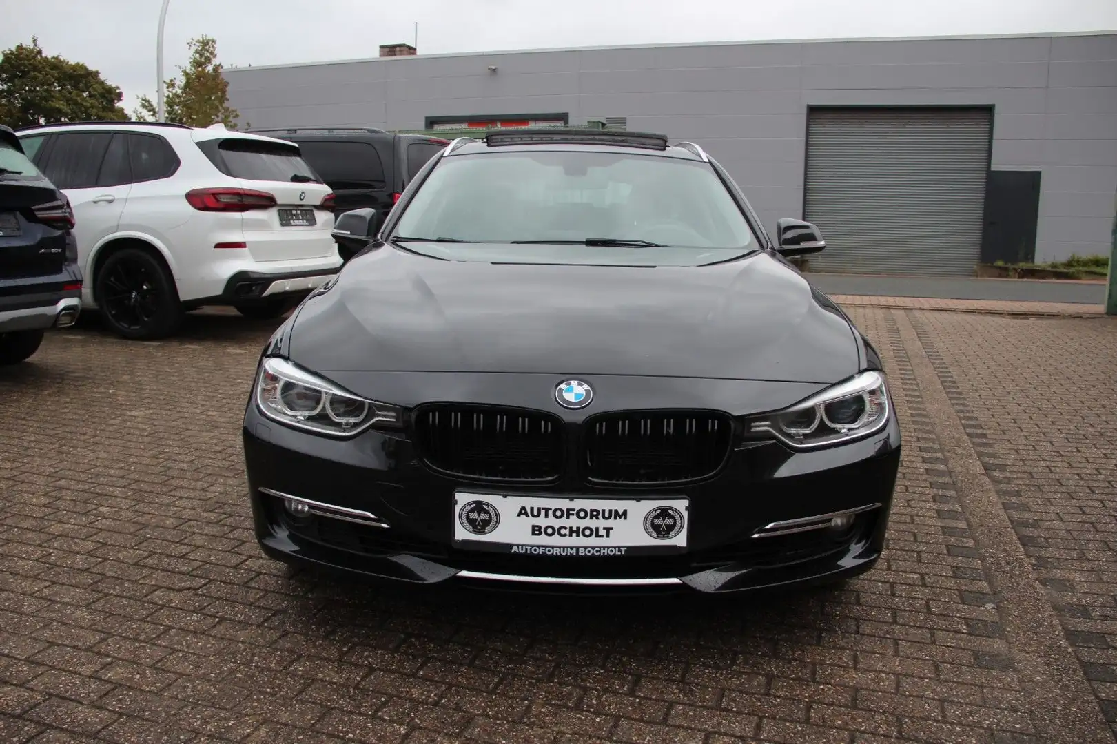 BMW 325 d T Luxury Line, Pano, Navi, HUD,  PDC Schwarz - 1