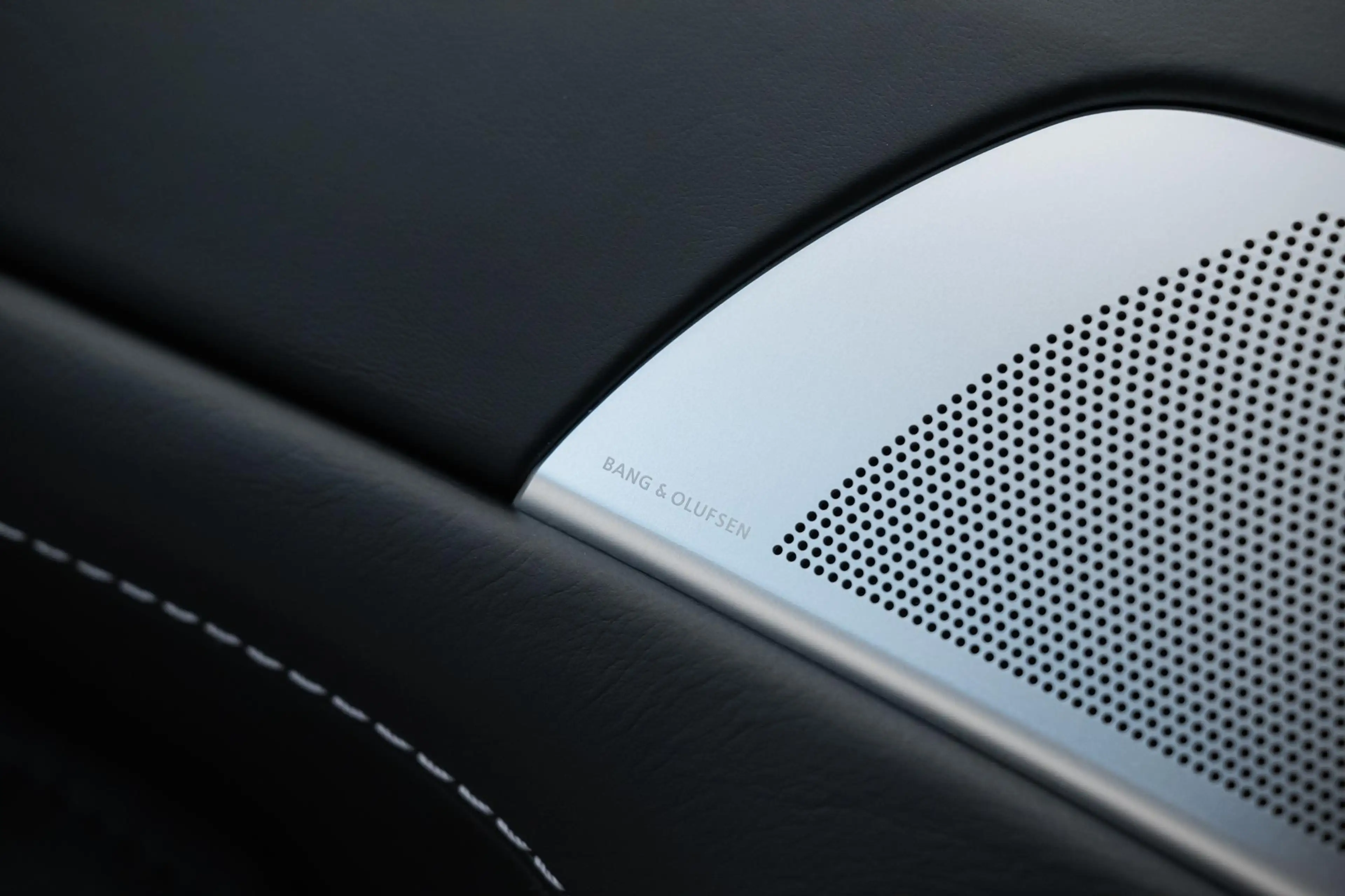 Aston Martin Vantage V12 | Manual | Carbon Black Edition | First Owner — photo 9