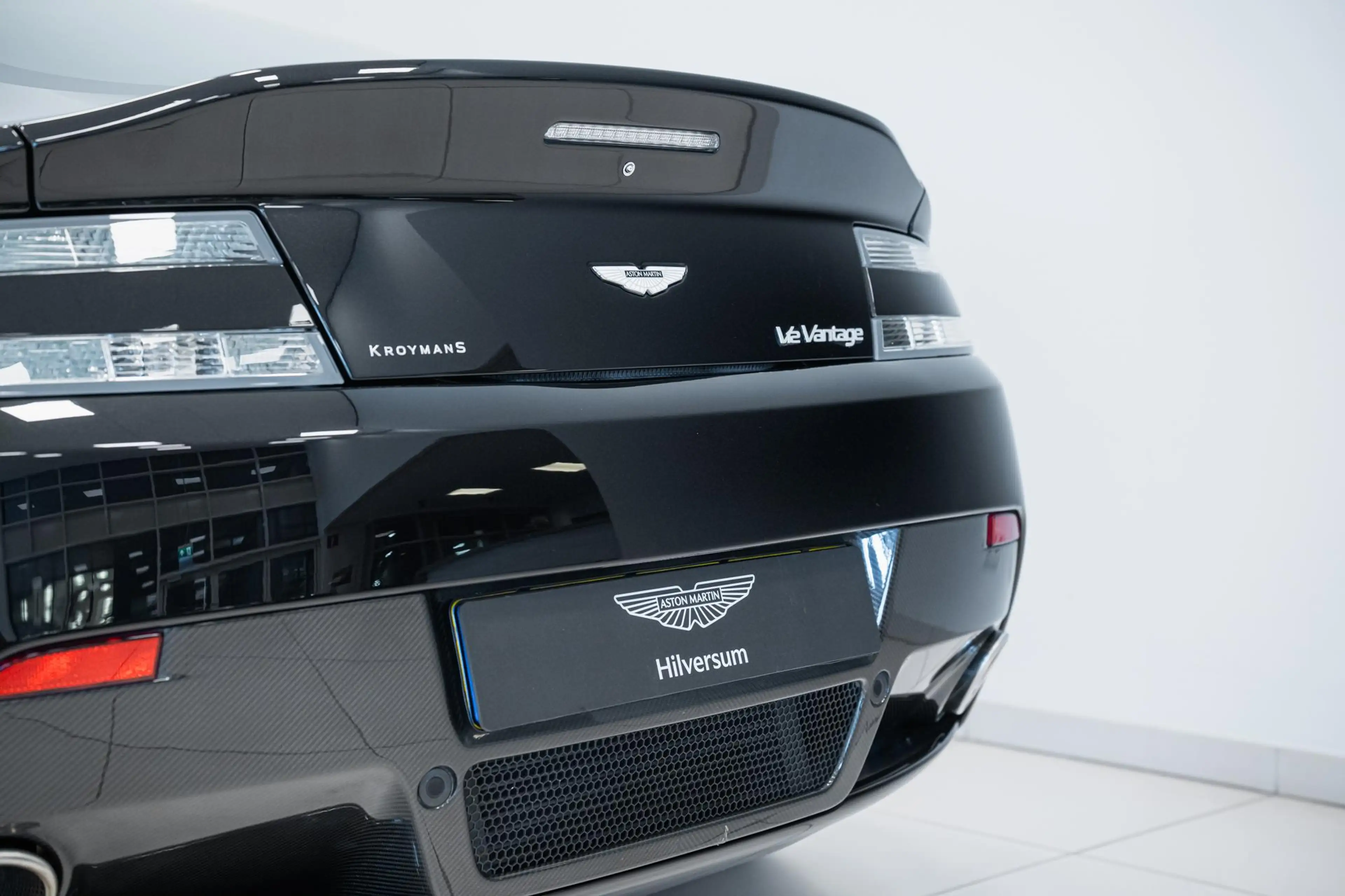 Aston Martin Vantage V12 | Manual | Carbon Black Edition | First Owner — photo 6