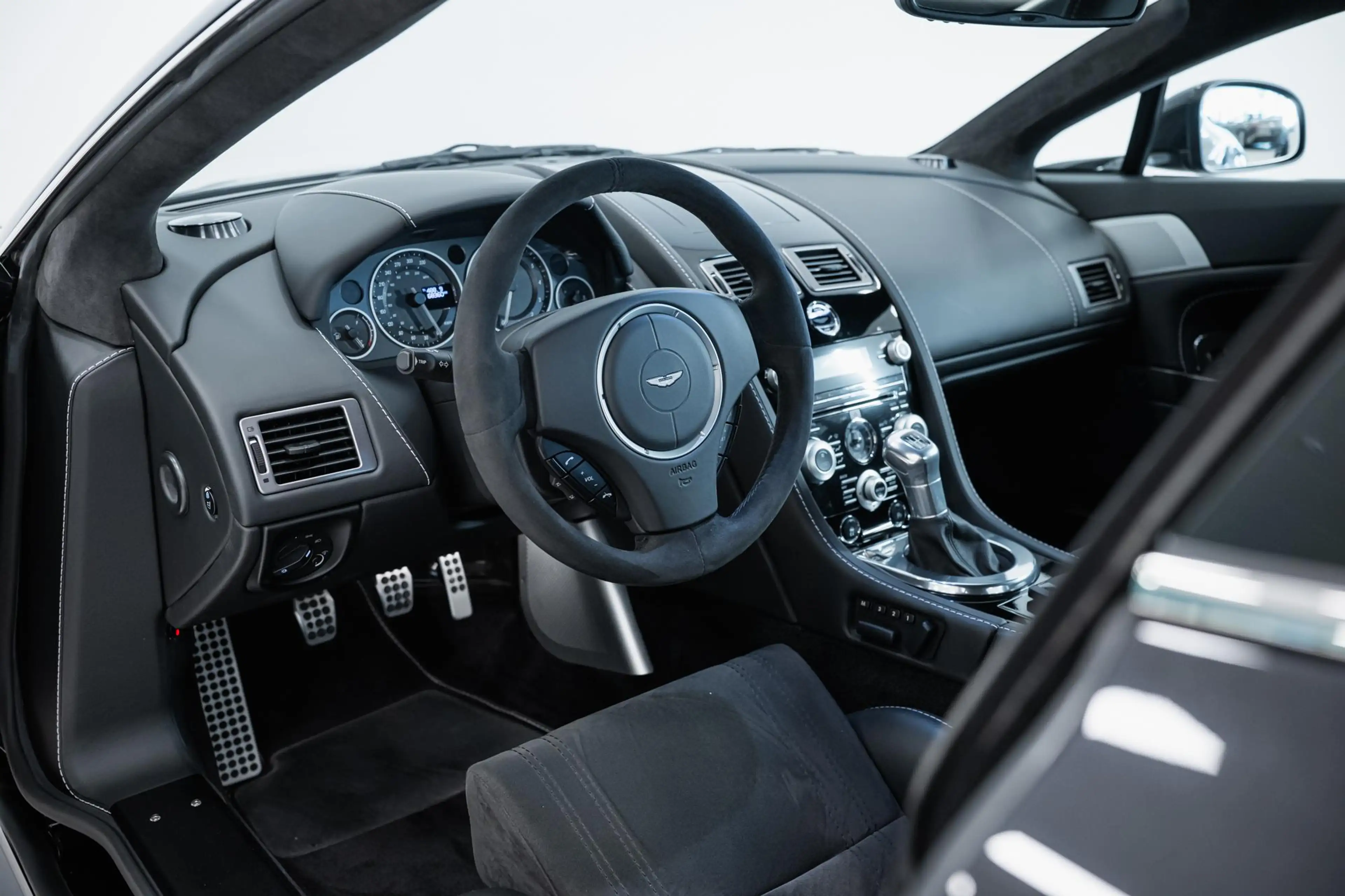 Aston Martin Vantage V12 | Manual | Carbon Black Edition | First Owner — photo 4