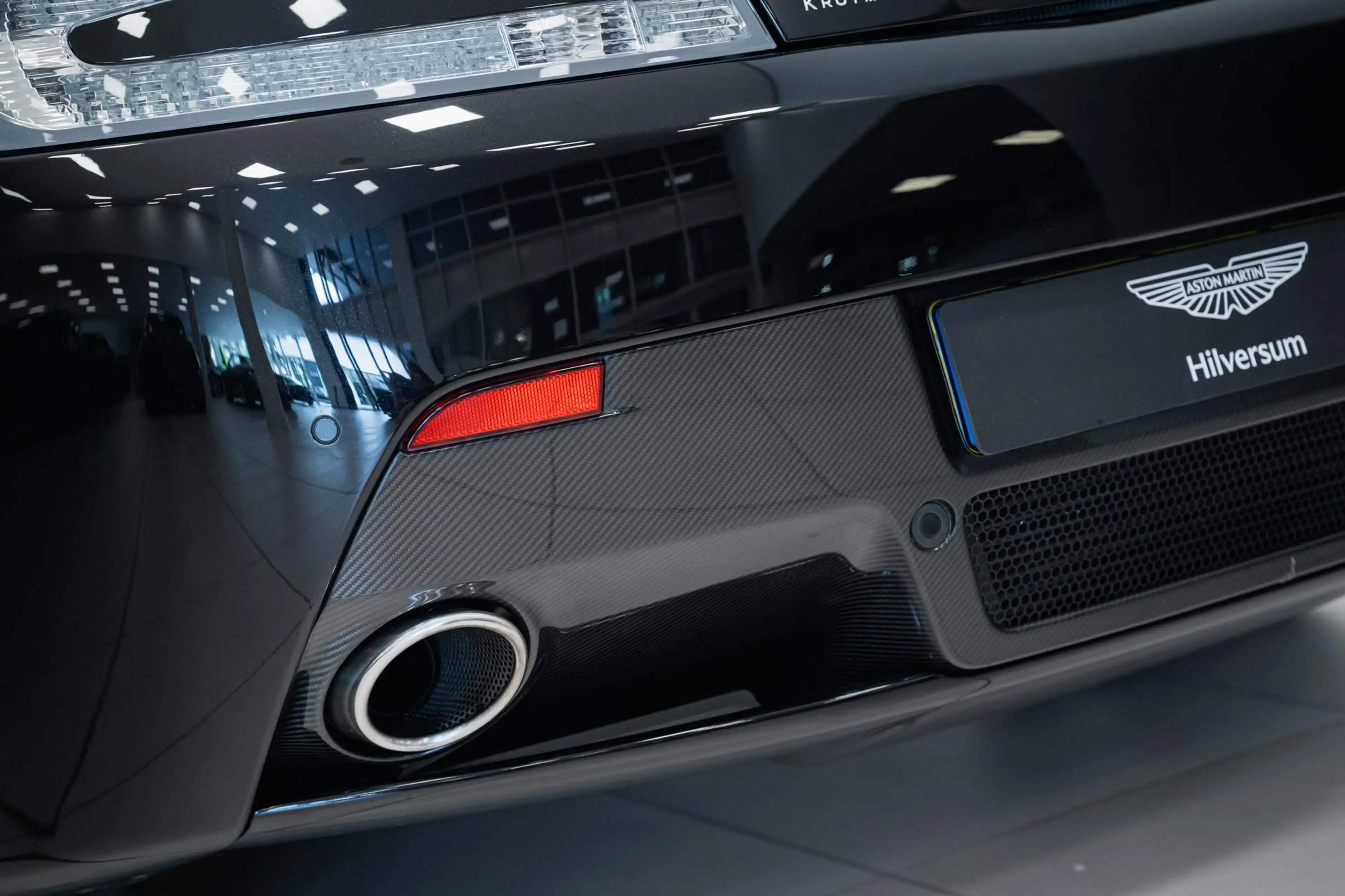 Aston Martin Vantage V12 | Manual | Carbon Black Edition | First Owner — photo 7