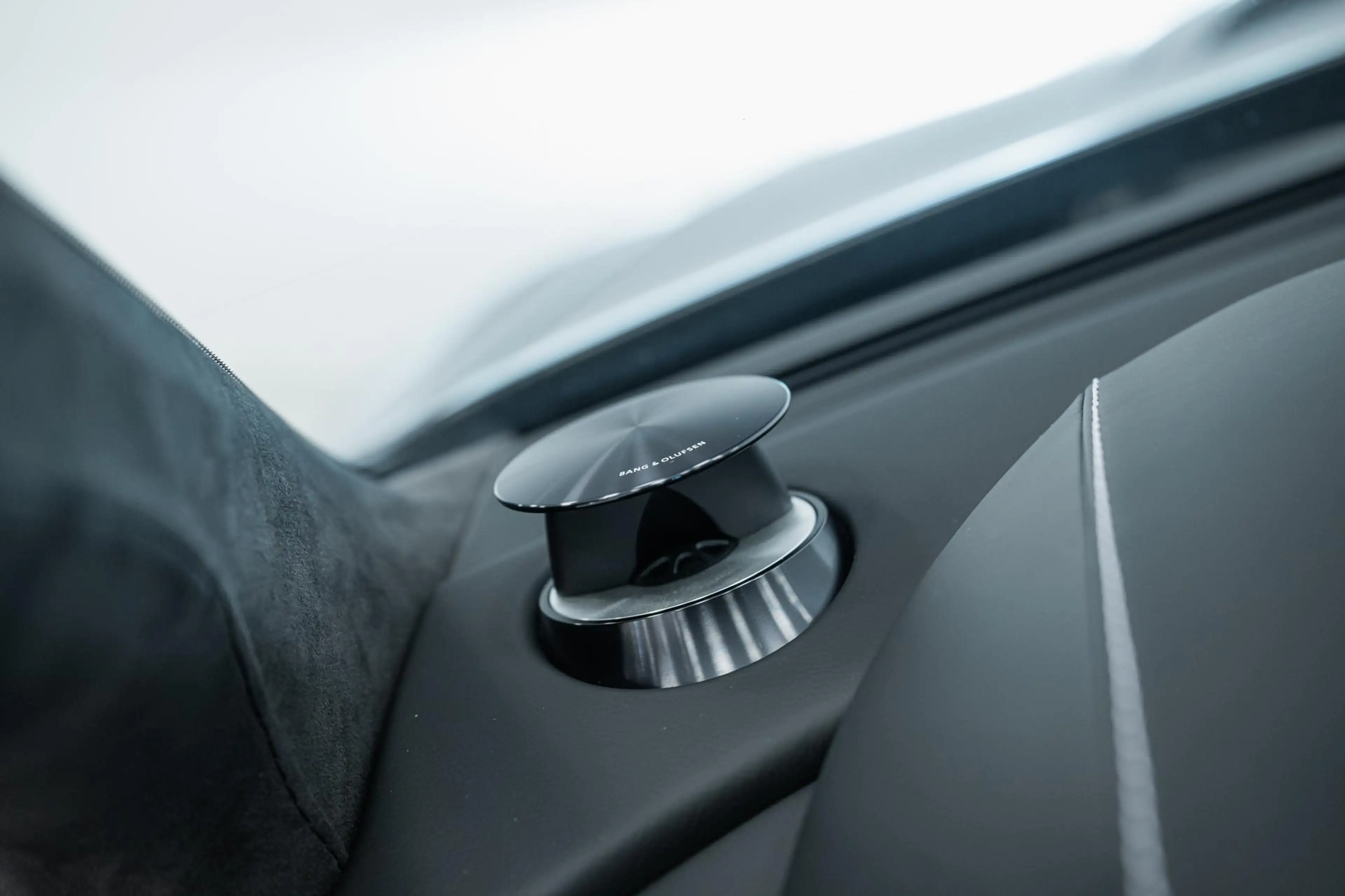 Aston Martin Vantage V12 | Manual | Carbon Black Edition | First Owner — photo 10